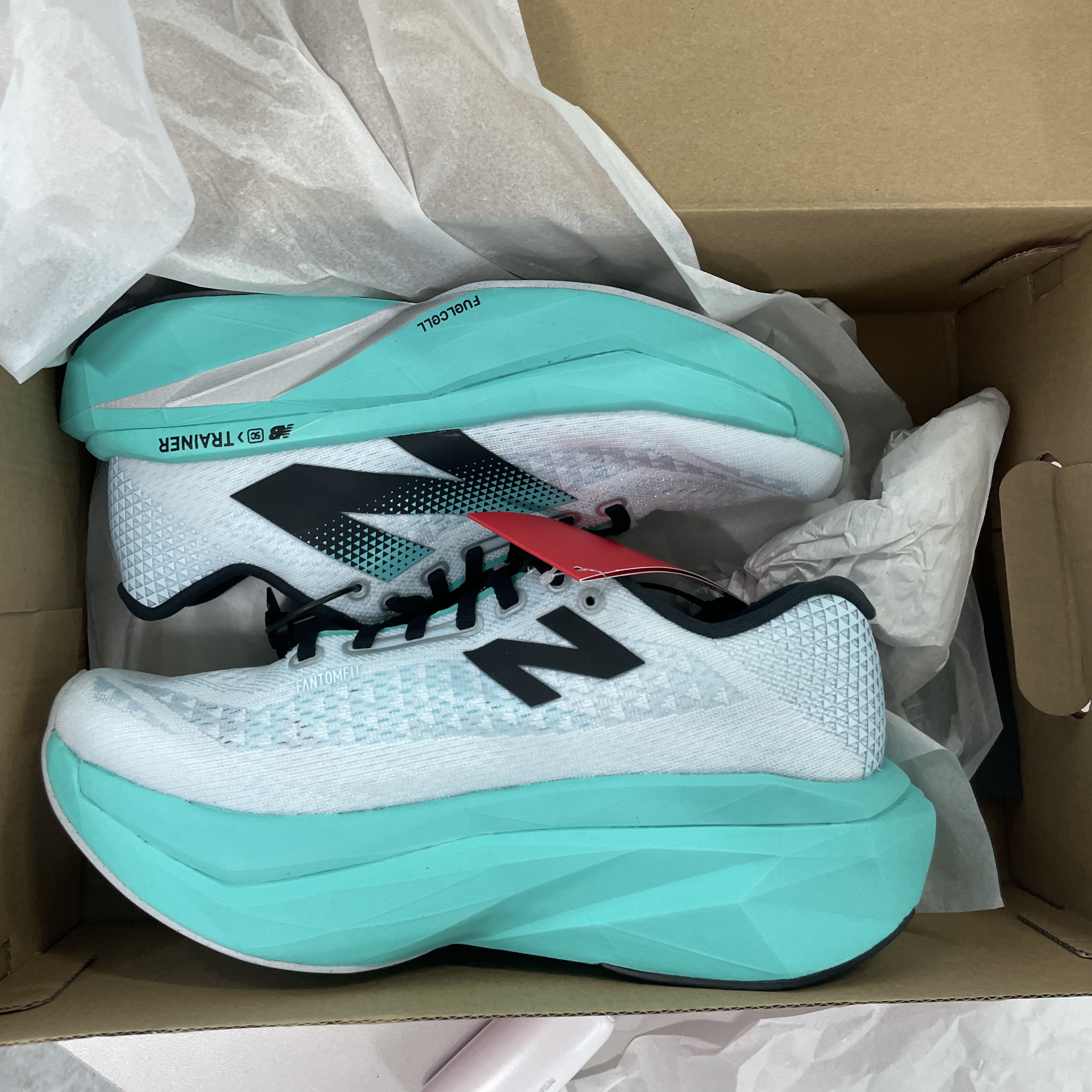 New Balance FuelCell Supercomp Trainer v3 White Cyber Jade - D Standard 착용 스타일 - 2