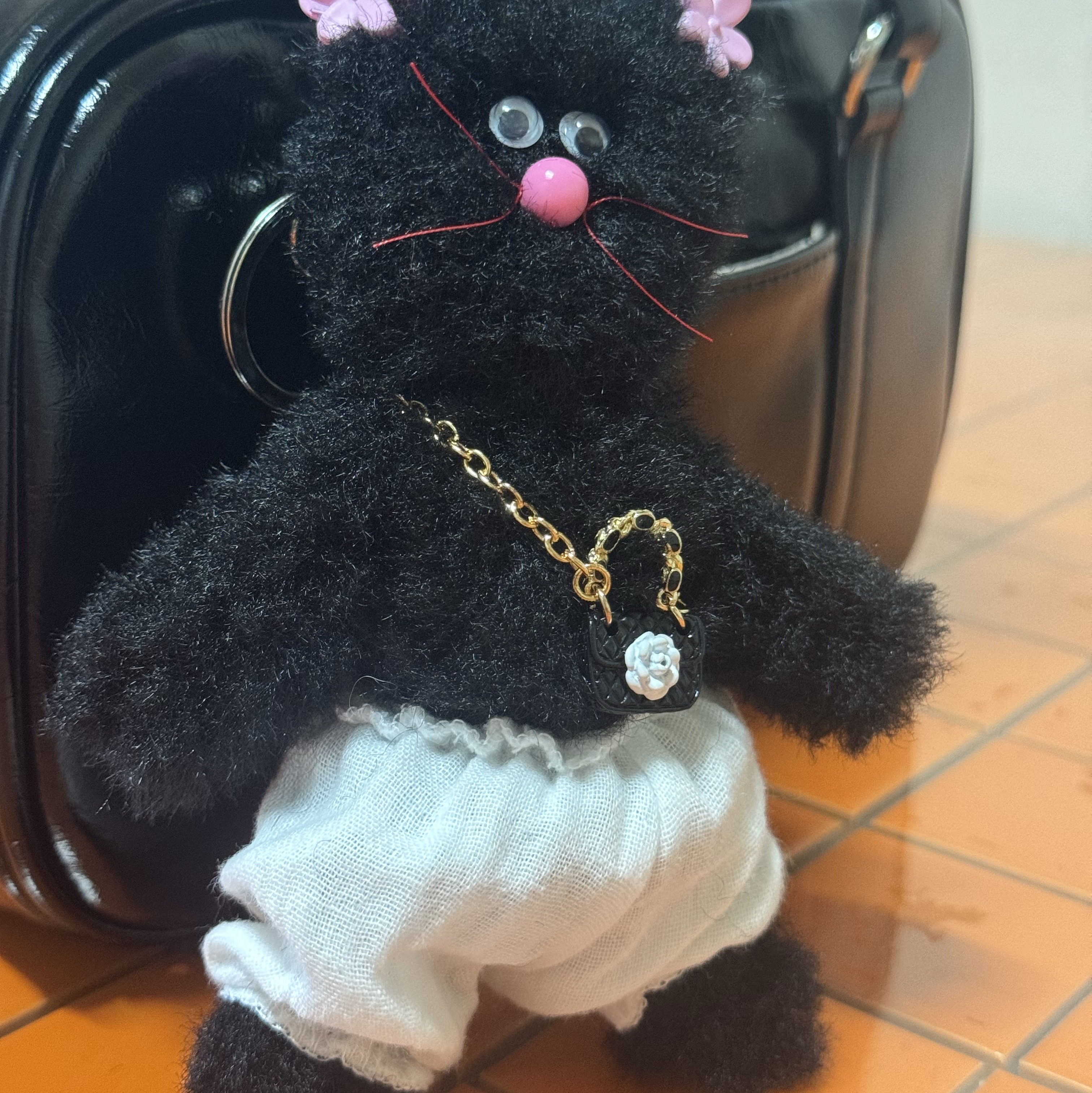 Monamhee Beulpingi Keyring with White Pants Black 착용 스타일