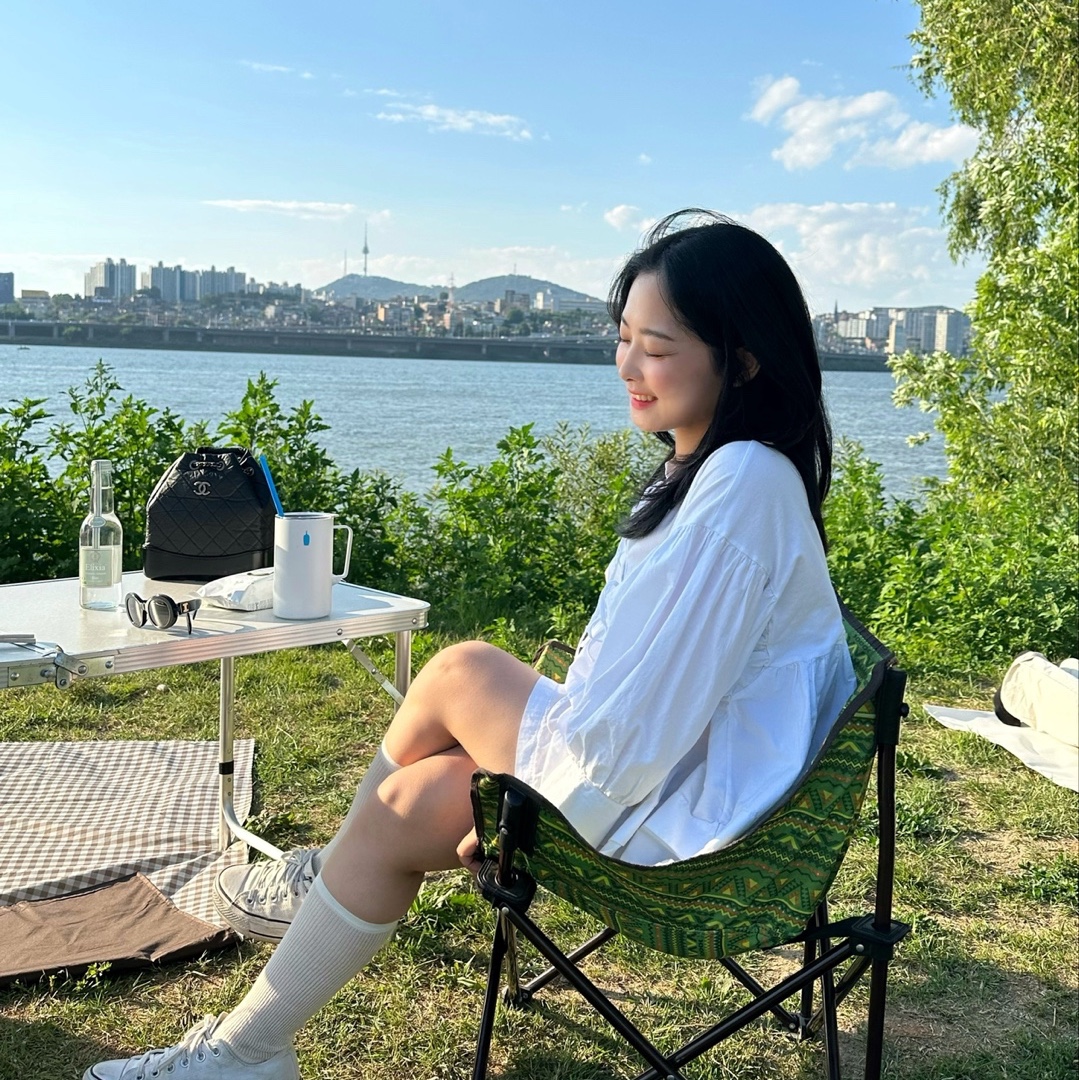 (W) Celine Triomphe 01 Sunglasses in Acetate Black, Chanel Small Gabrielle Backpack Aged Calfskin & Gold Silver Black 착용 스타일 - 1