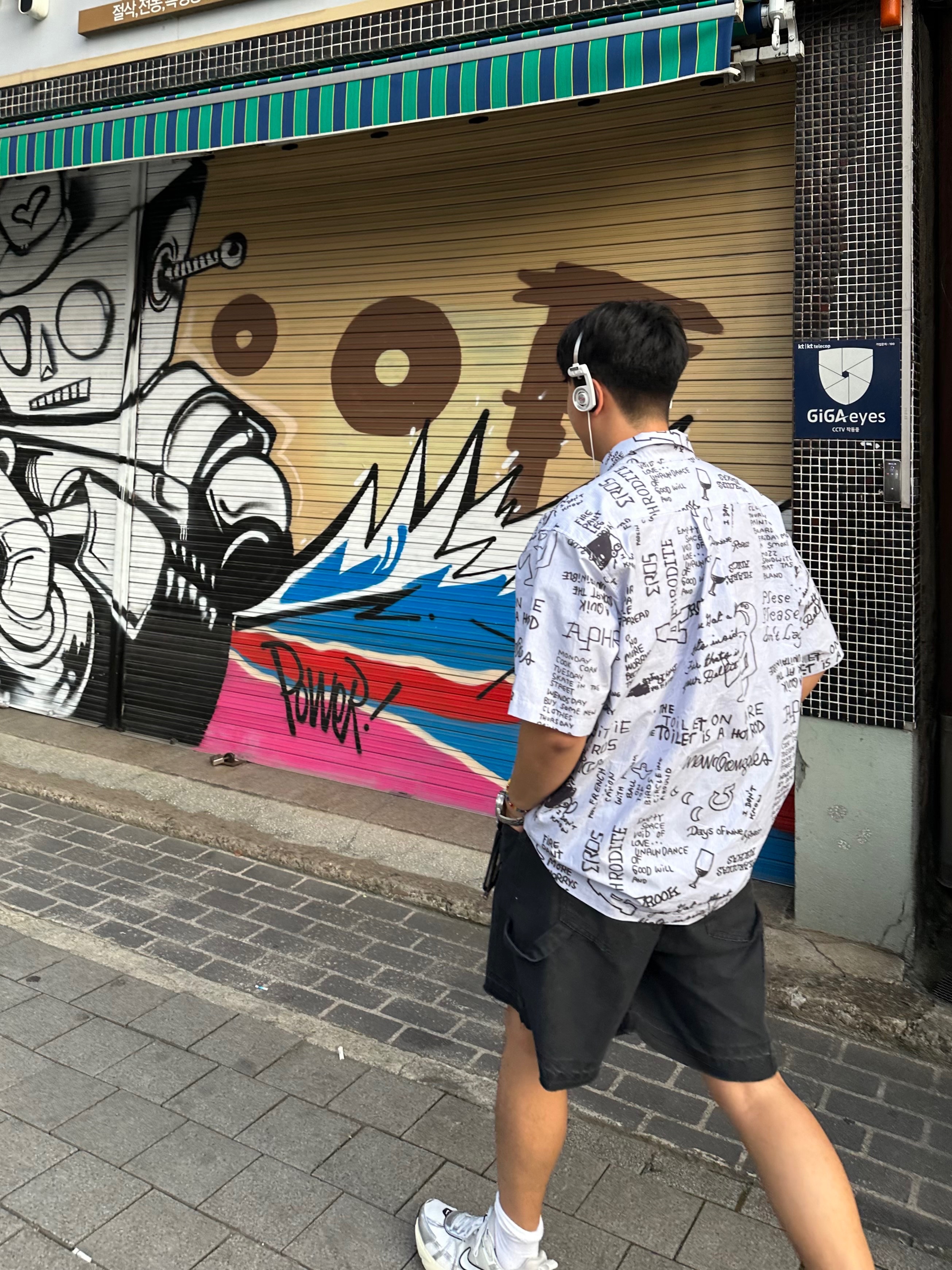Supreme x Koss Portapro Headphones White - 23FW, Nike V2K Run Summit White Metallic Silver 착용 스타일 - 1