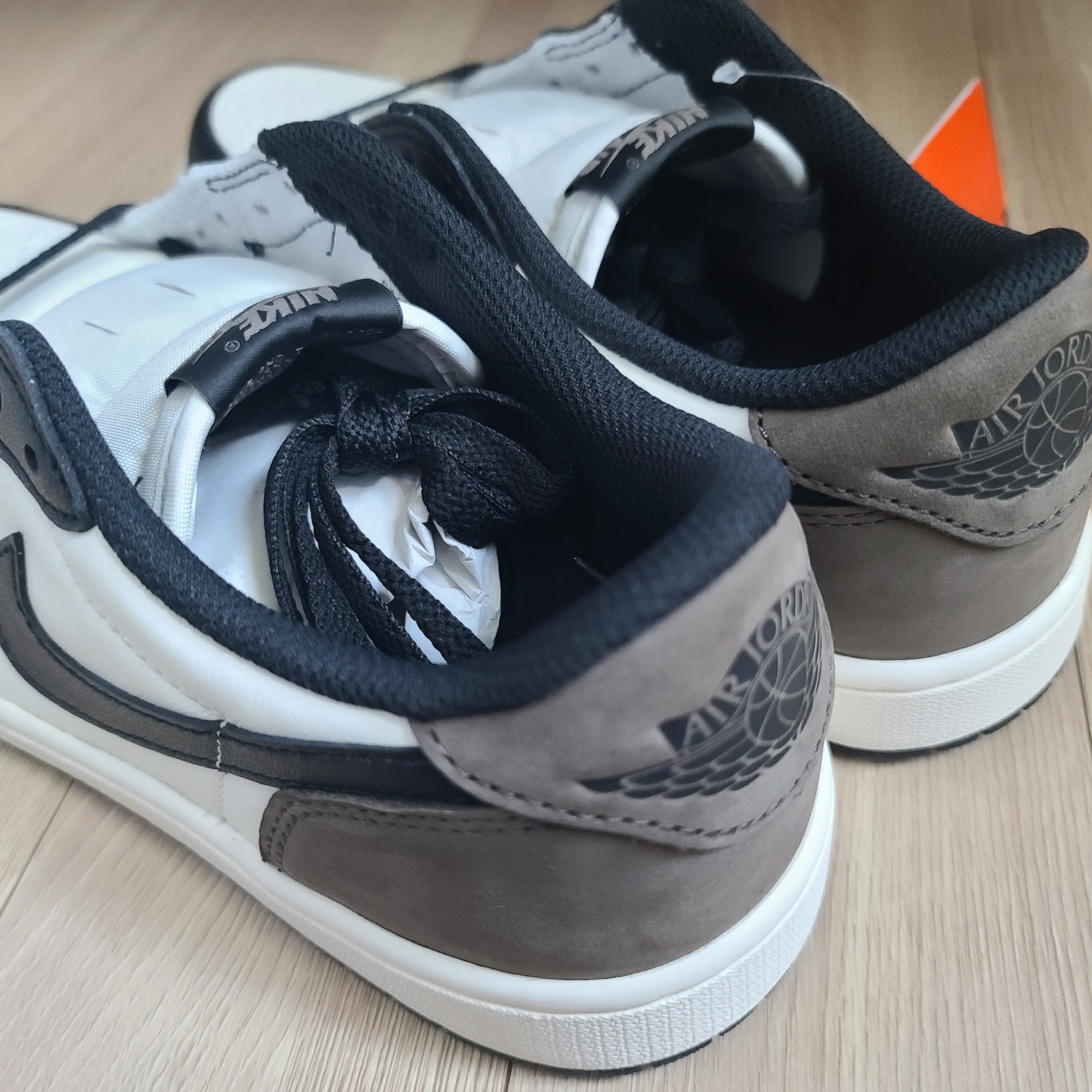 Jordan 1 Retro Low OG Mocha 착용 스타일 - 3