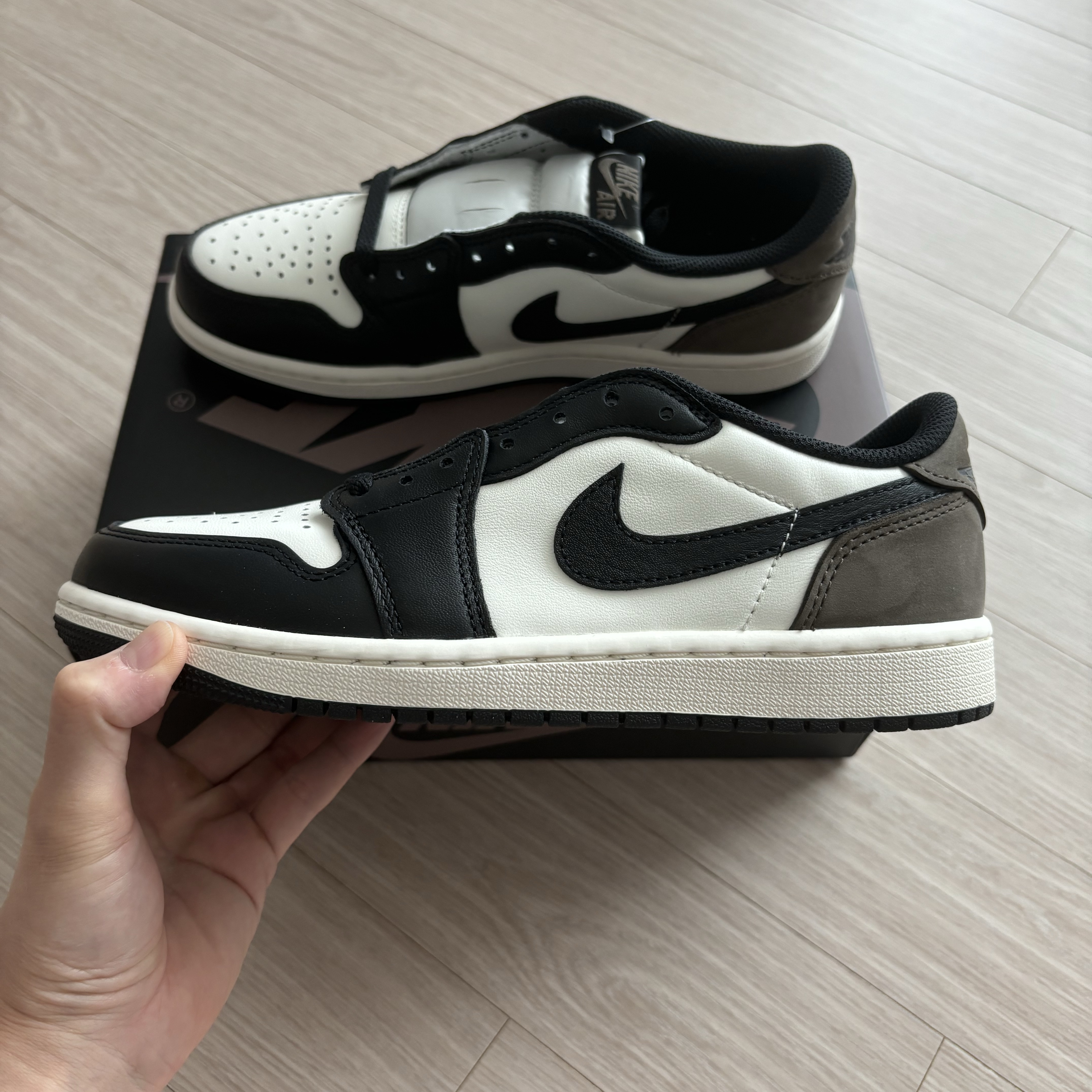Jordan 1 Retro Low OG Mocha 착용 스타일 - 3