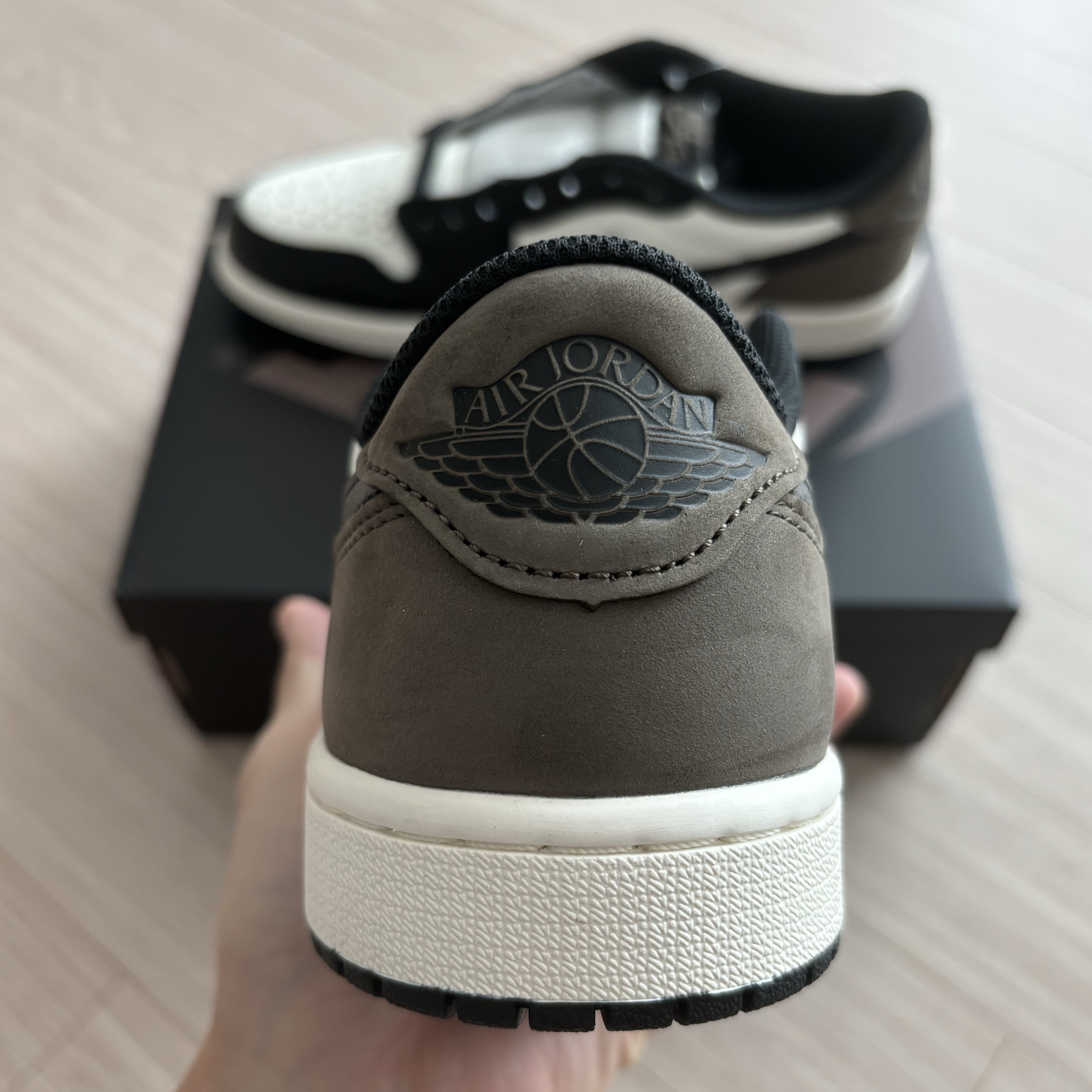 Jordan 1 Retro Low OG Mocha 착용 스타일 - 4