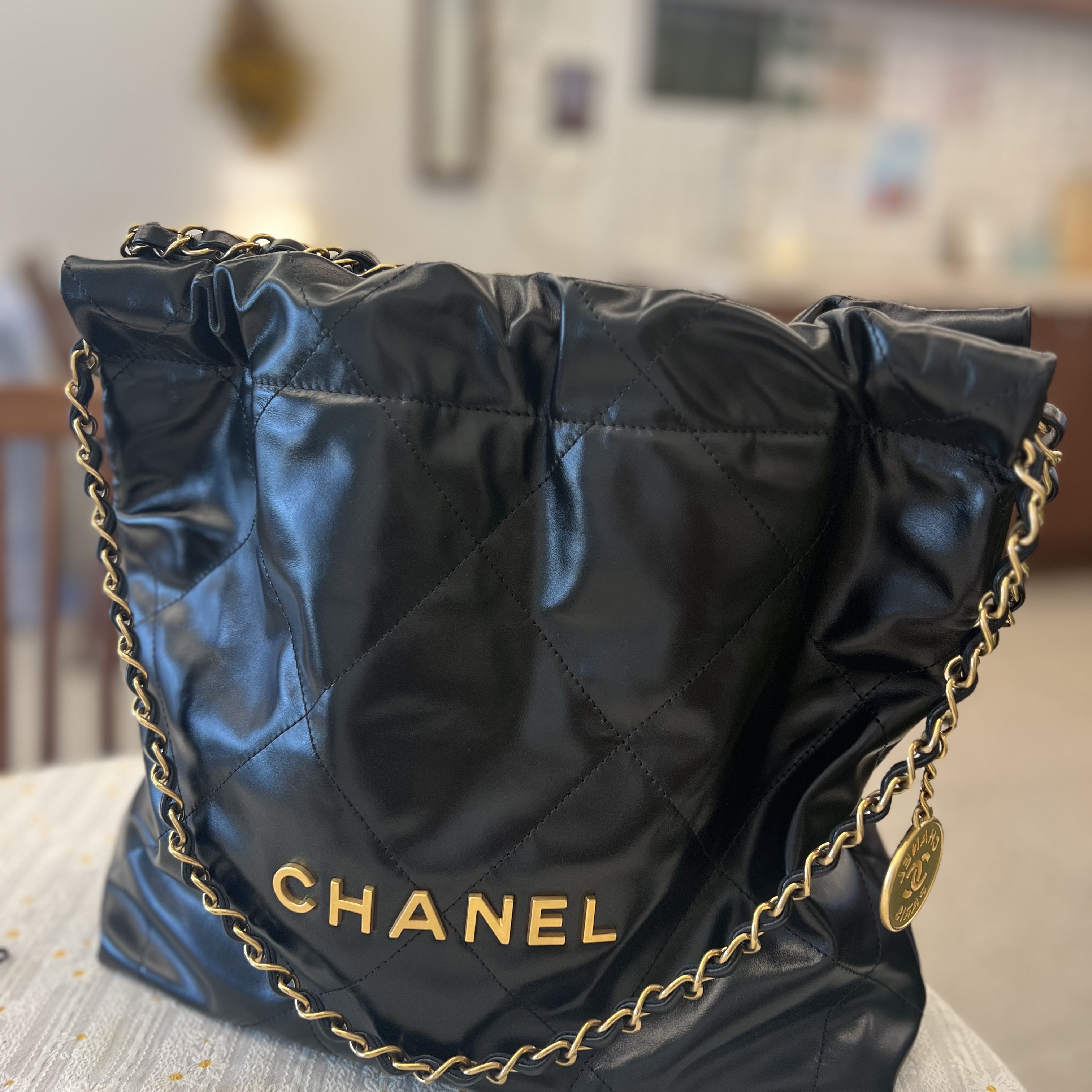 Chanel 22 Small Handbag Shiny Calfskin & Gold Black 착용 스타일