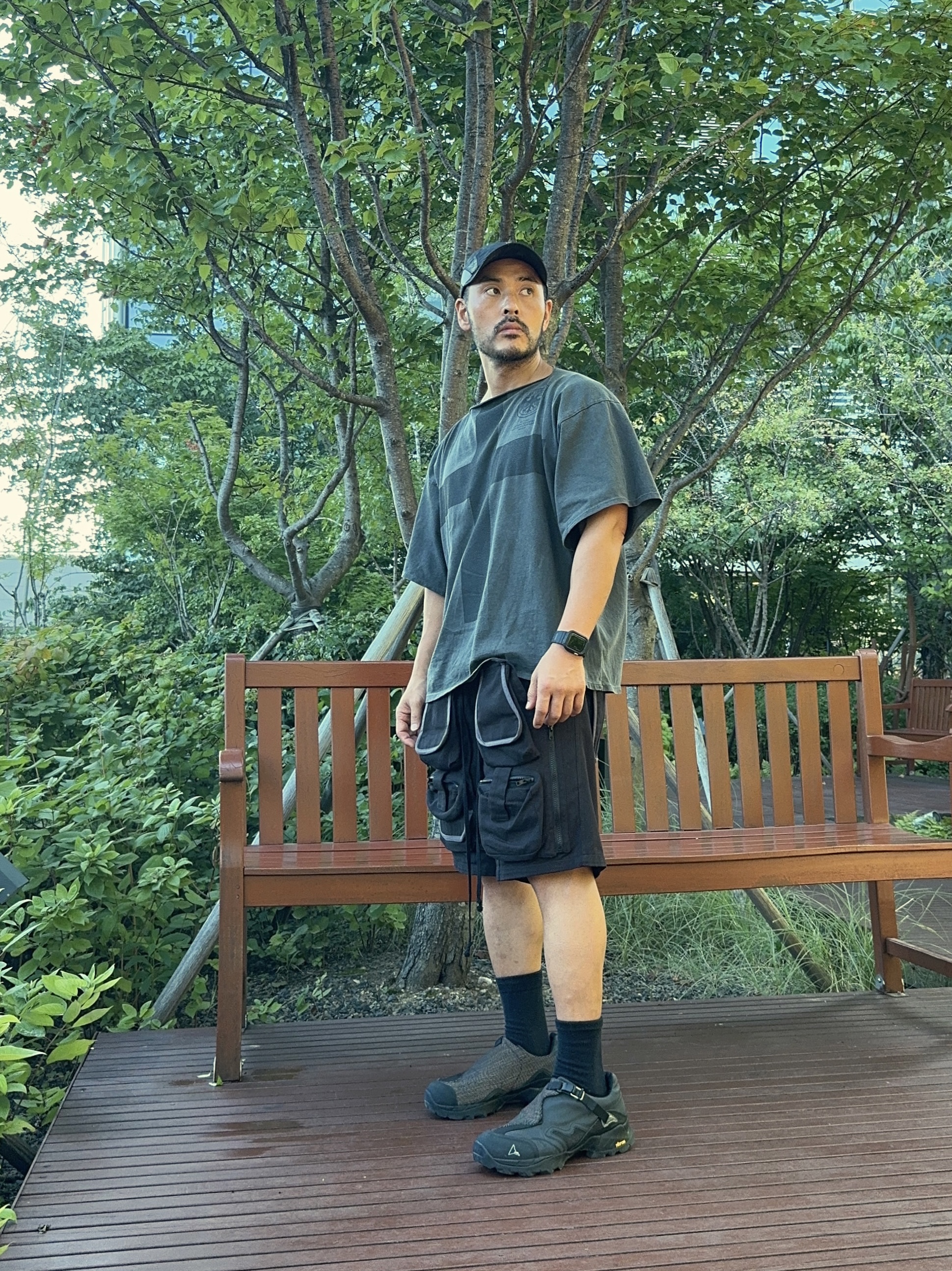 Roa Hiking Minar Black, ¥$ Vultures Merch T-Shirt 1 Black - Korea Exclusive 착용 스타일 - 1