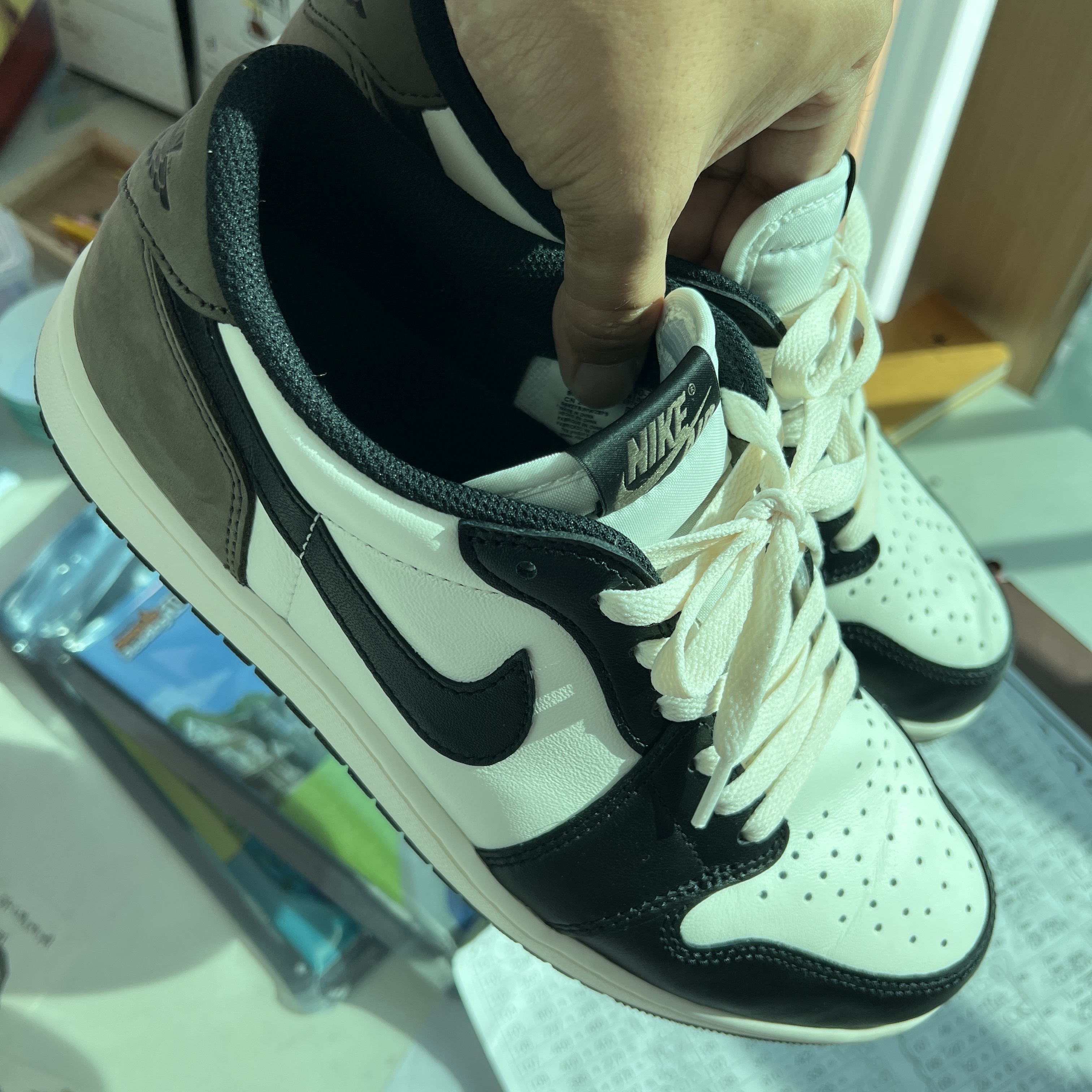 Jordan 1 Retro Low OG Mocha 착용 스타일 - 1