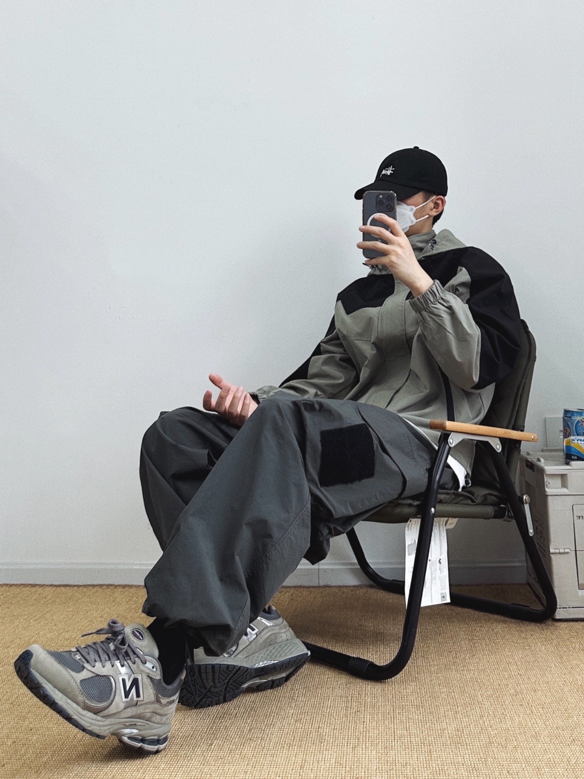 New Balance 2002R Special Vintage Black Grey 착용 스타일 - 4