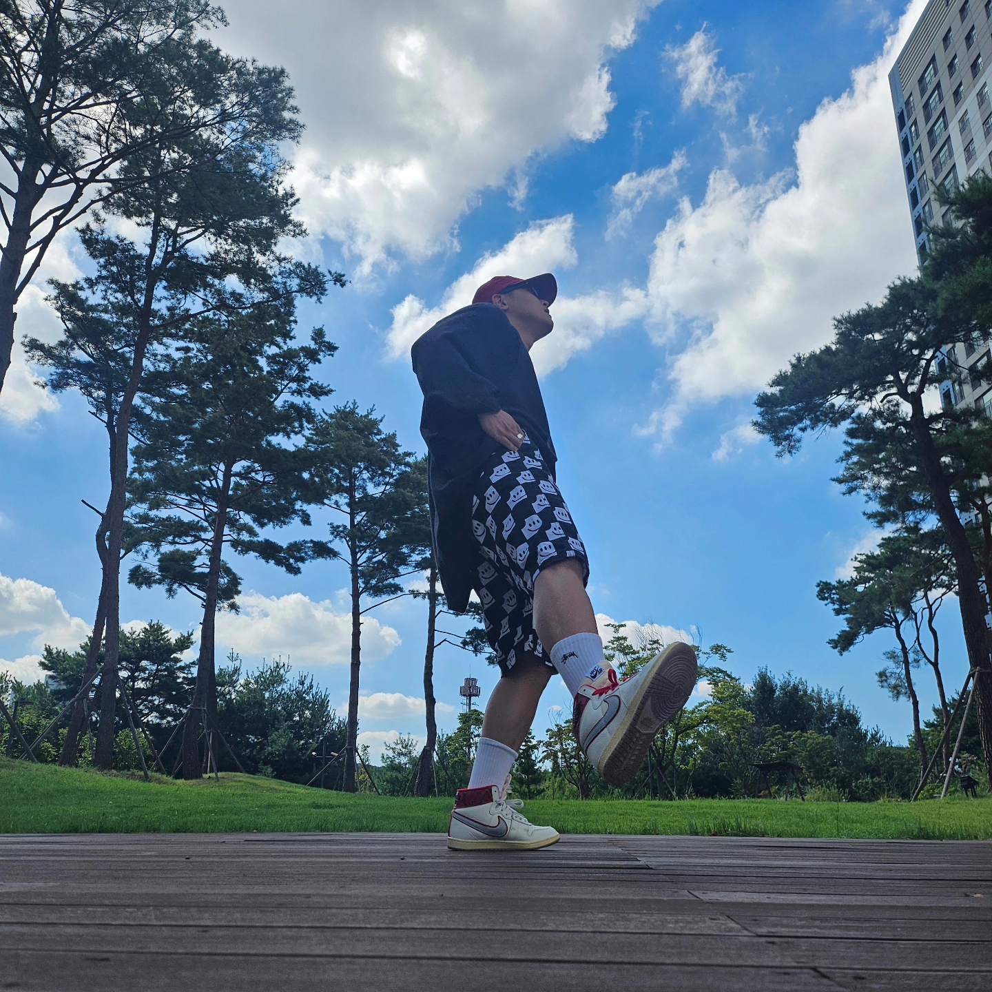 Supreme Seersucker S Logo 6-Panel Red - 24SS, Yeezy Gap Engineered By Balenciaga Dove 3/4 Sleeve T-Shirt Black 착용 스타일 - 3