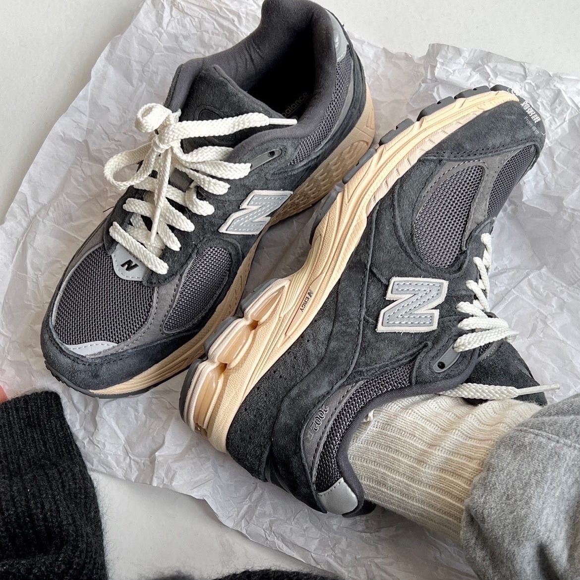 New Balance 2002R Special Vintage Black Grey 착용 스타일