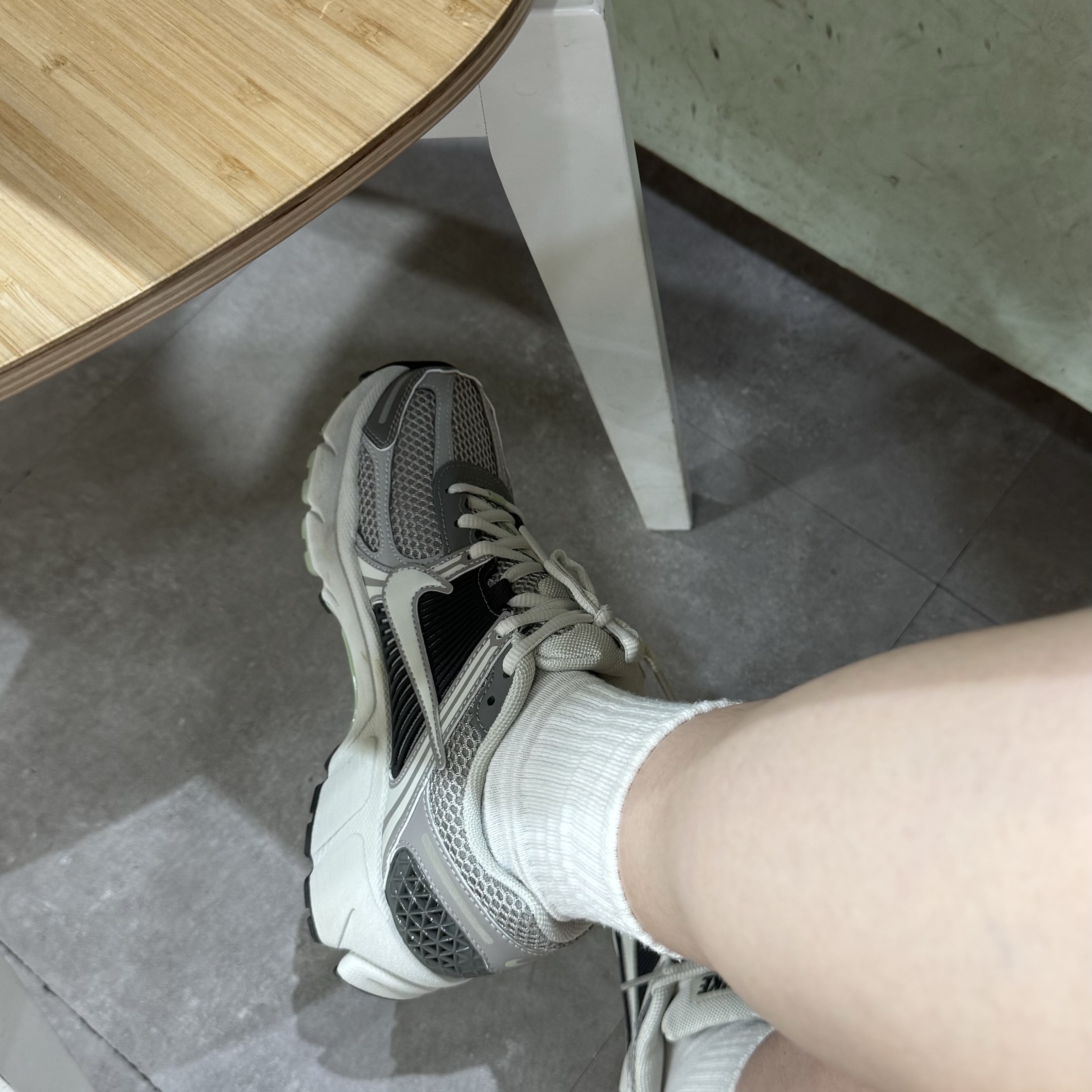 (W) Nike Zoom Vomero 5 Cobblestone and Flat Pewter 착용 스타일