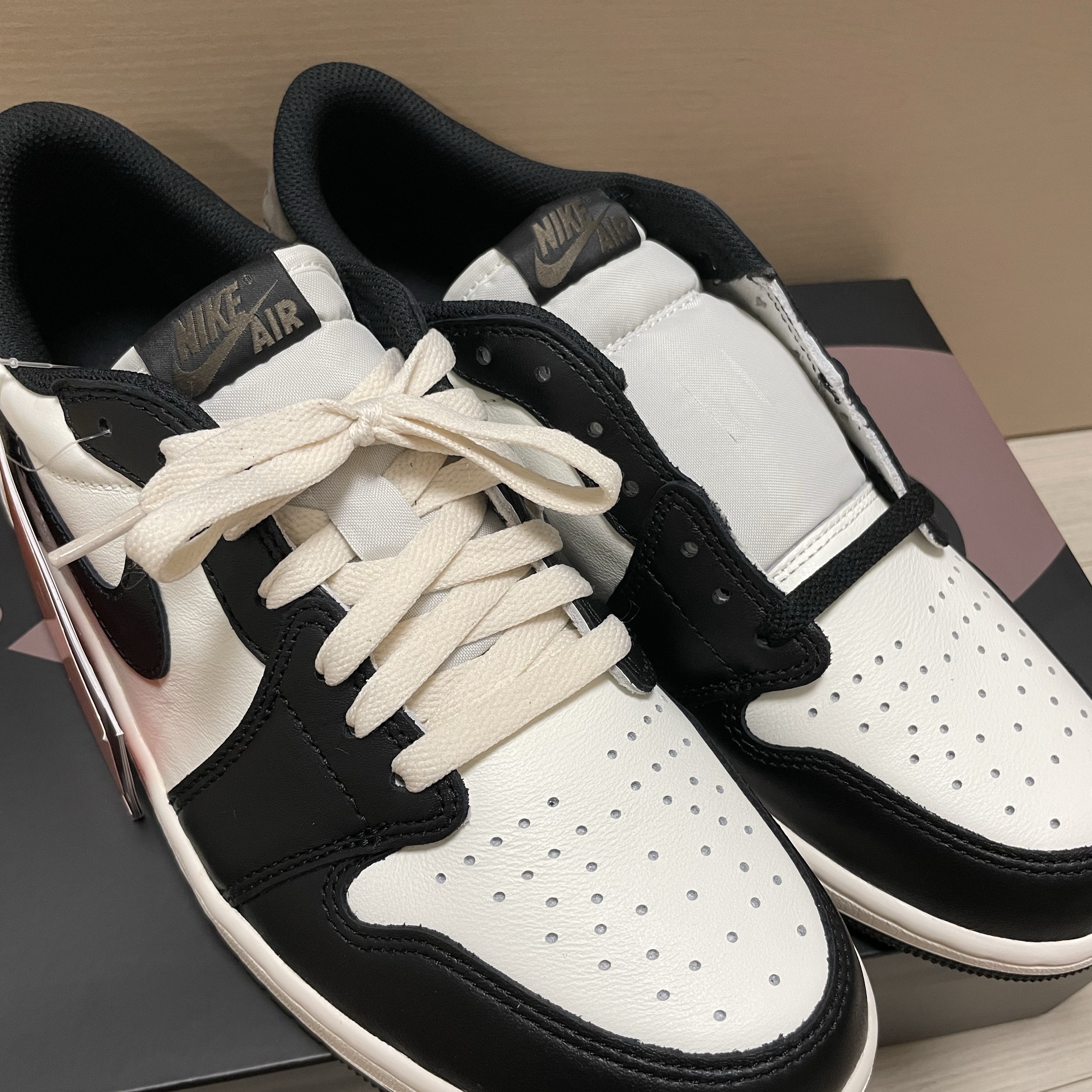 Jordan 1 Retro Low OG Mocha 착용 스타일 - 2