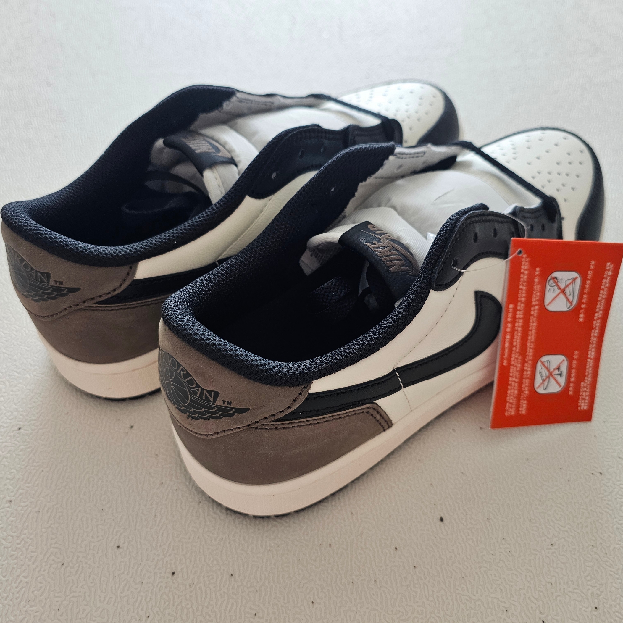 Jordan 1 Retro Low OG Mocha 착용 스타일 - 1