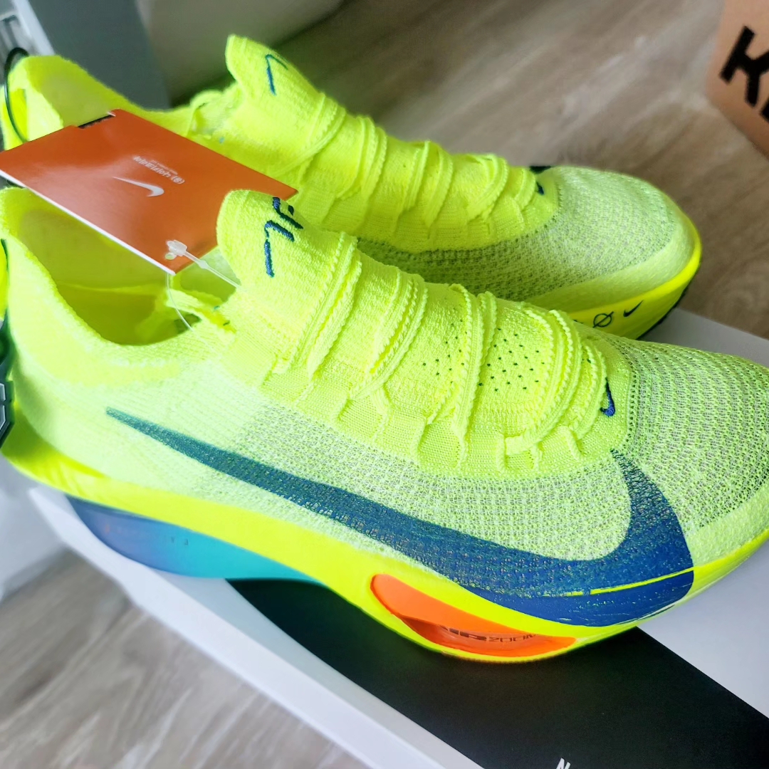 Nike ZoomX Vaporfly Next% 3 White Grey, Nike Air Zoom Alphafly Next% 3 Volt 착용 스타일 - 2