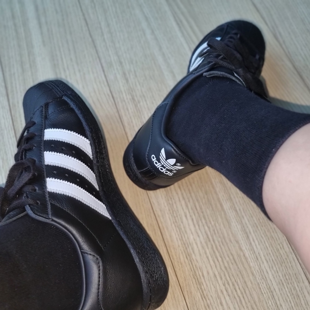 Adidas Superstar 82 Core Black Cloud White 착용 스타일 - 2