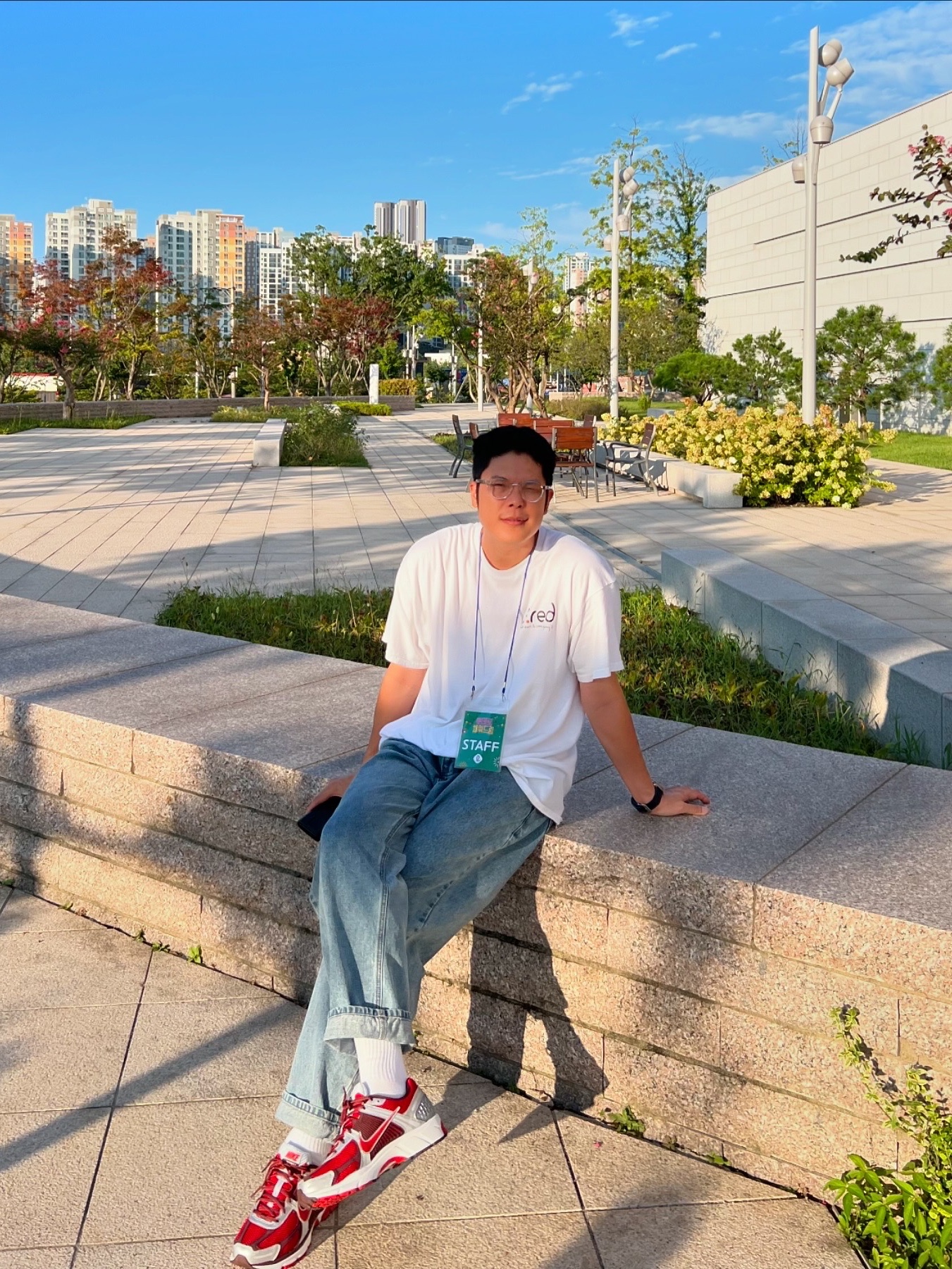 (W) Nike Zoom Vomero 5 Mystic Red and Platinum, Adidas Yeezy Boost 700 V2 Static 2022 착용 스타일 - 1
