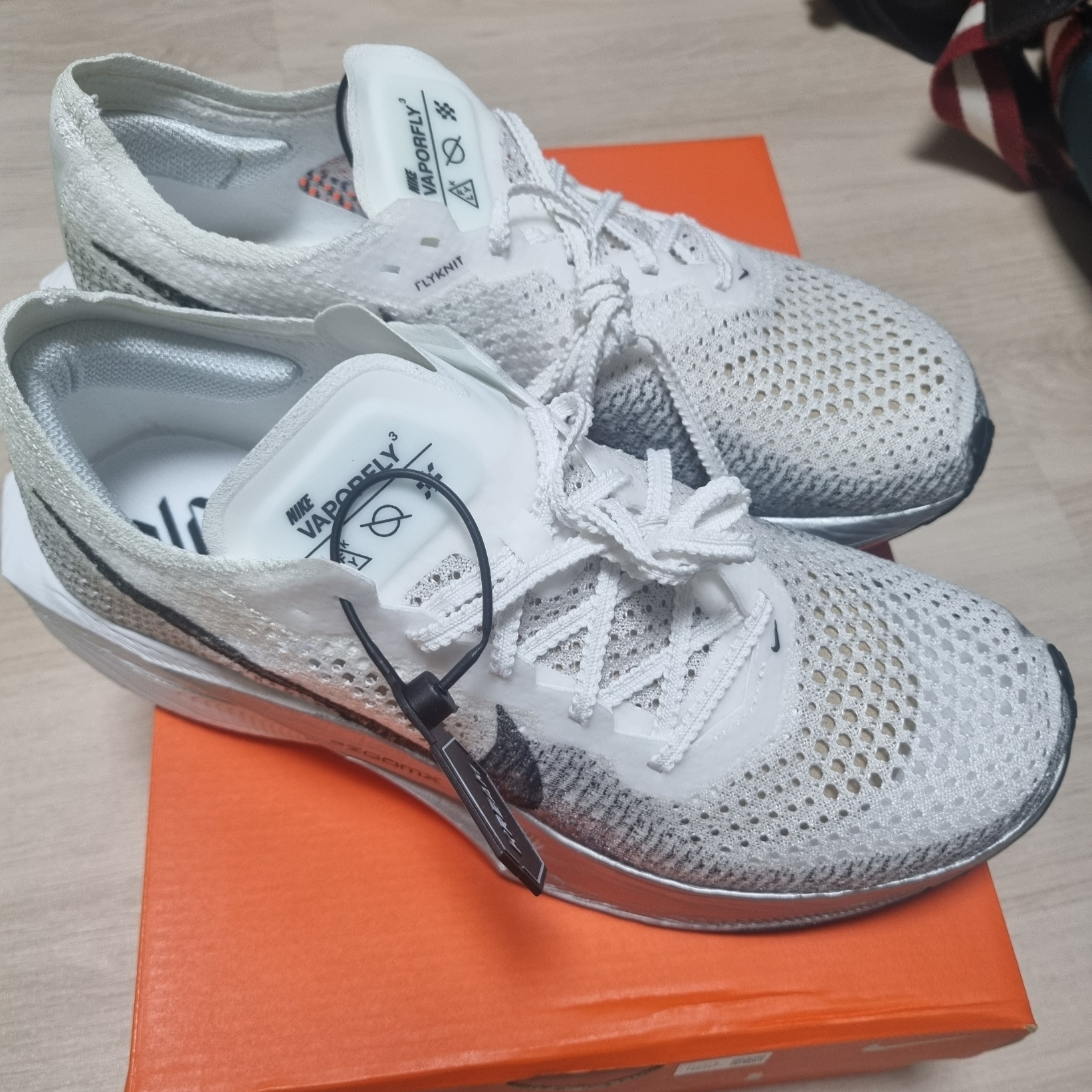 Nike ZoomX Vaporfly Next% 3 White Grey 착용 스타일 - 1