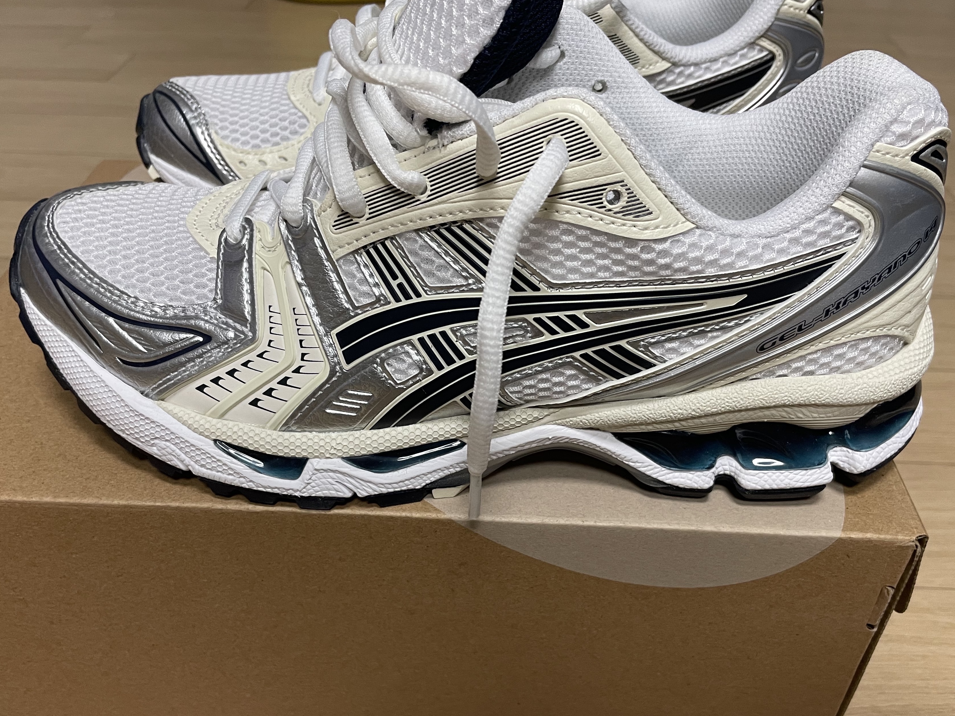 (W) Asics Gel-Kayano 14 White Midnight 착용 스타일