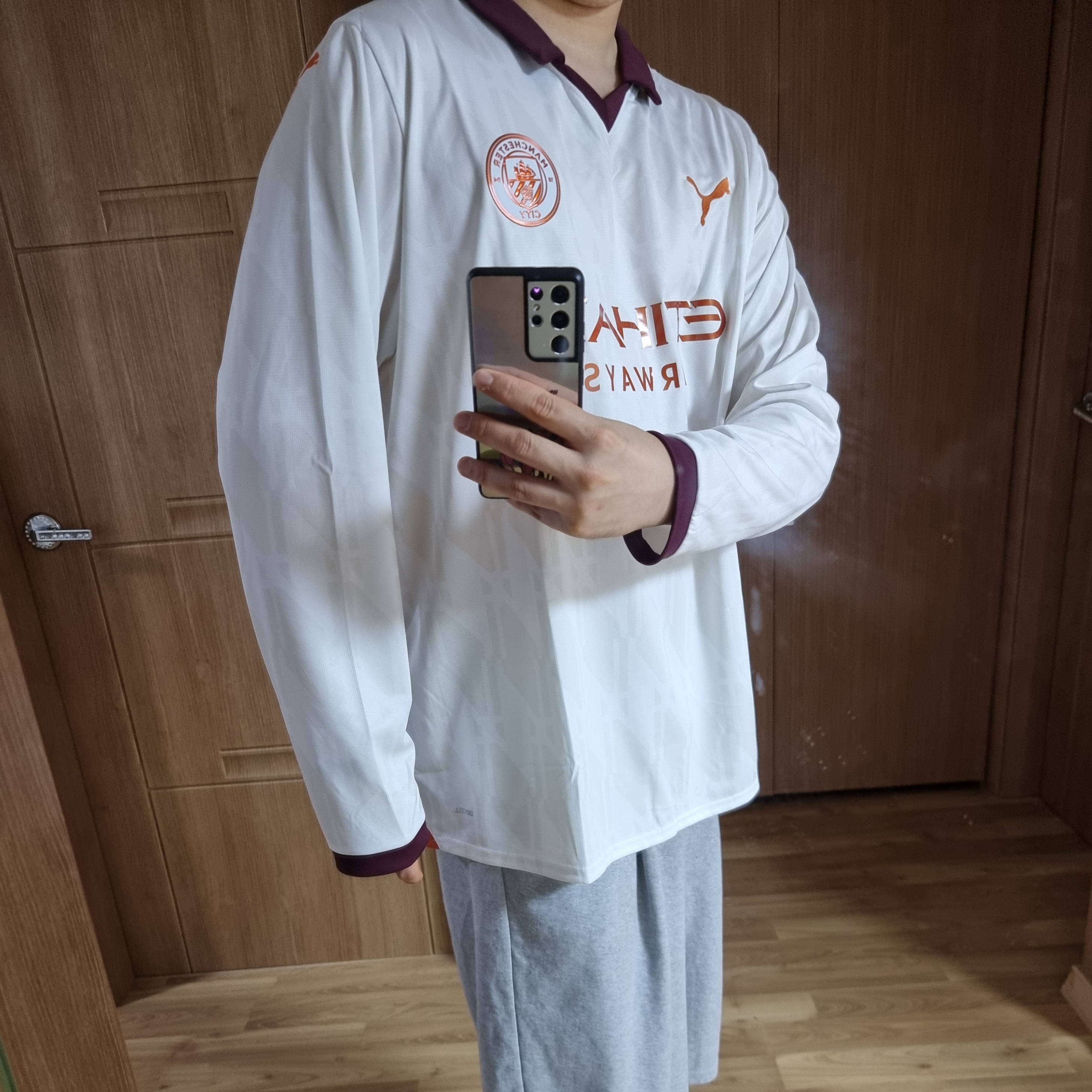 Puma Manchester City 2023/24 Away Long Sleeve Jersey White Aubergine (Non Marking Ver.) 착용 스타일 - 2