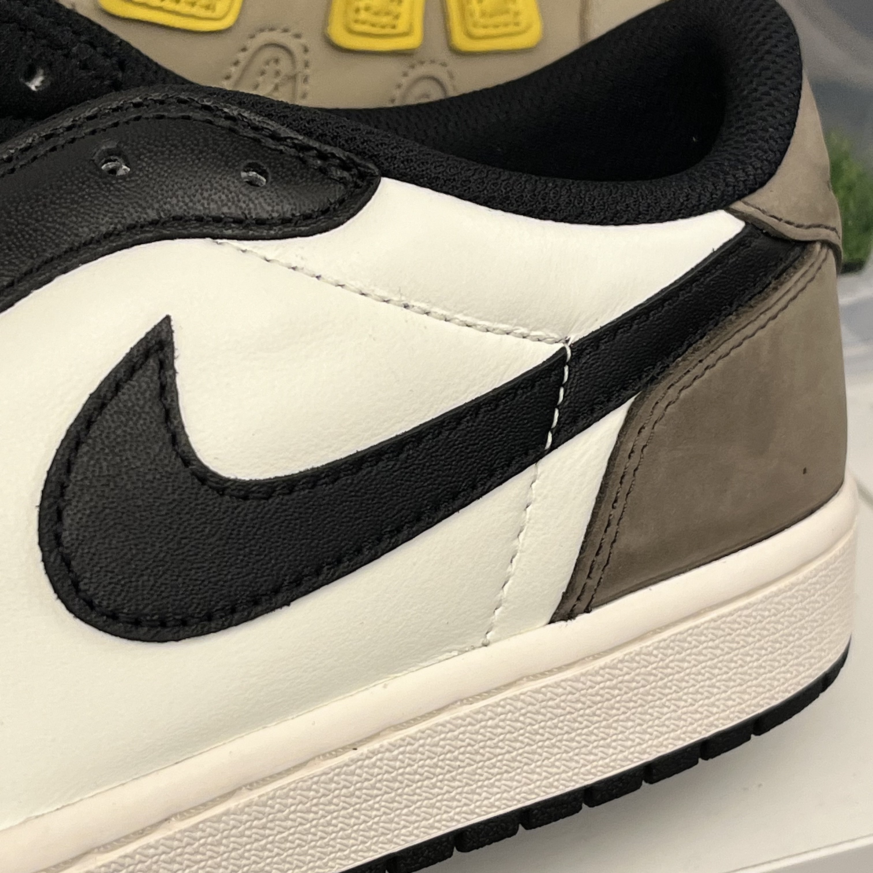 Jordan 1 Retro Low OG Mocha 착용 스타일 - 1