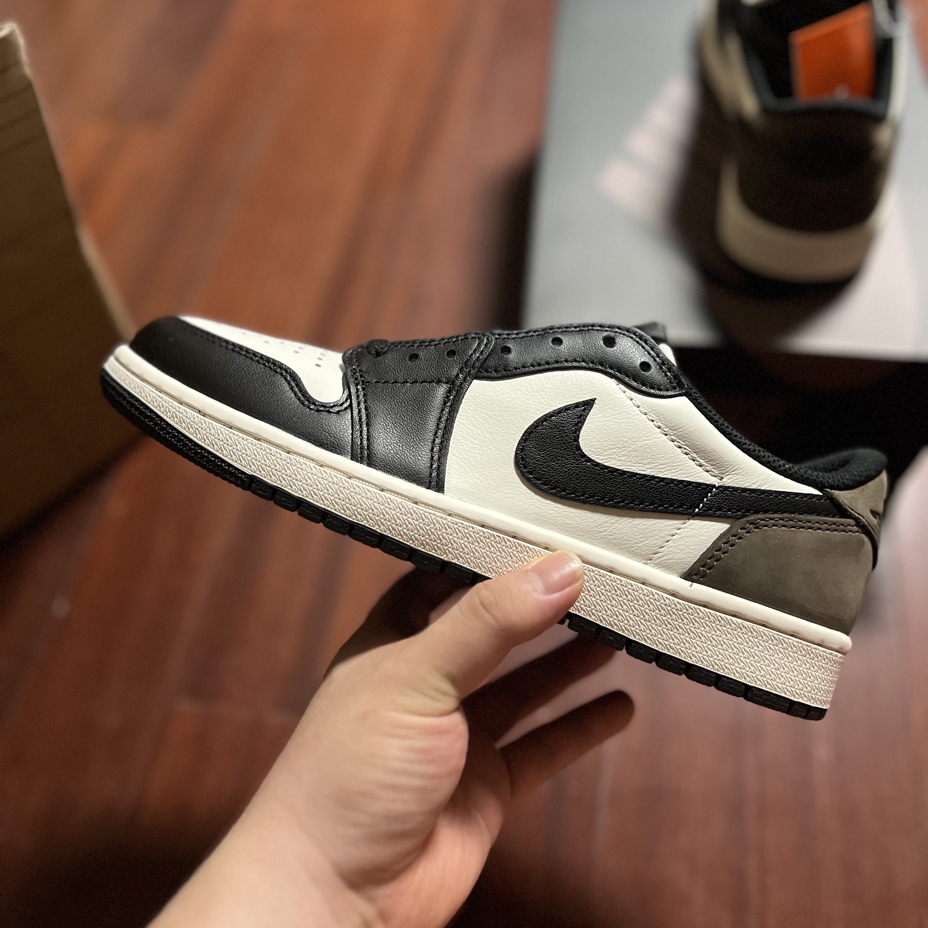 Jordan 1 Retro Low OG Mocha 착용 스타일 - 1