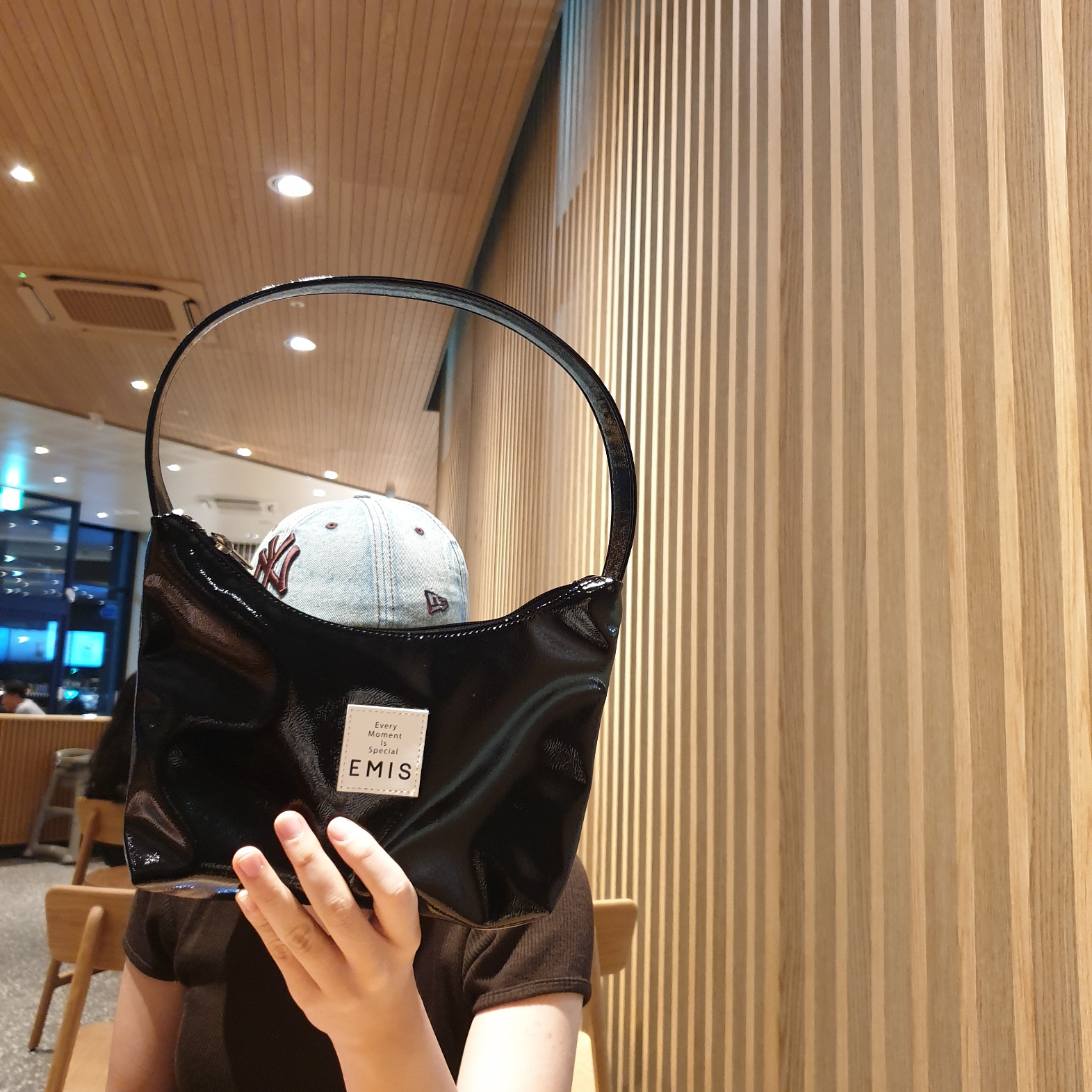 Emis New Enamel Hobo Bag Black 착용 스타일 - 1