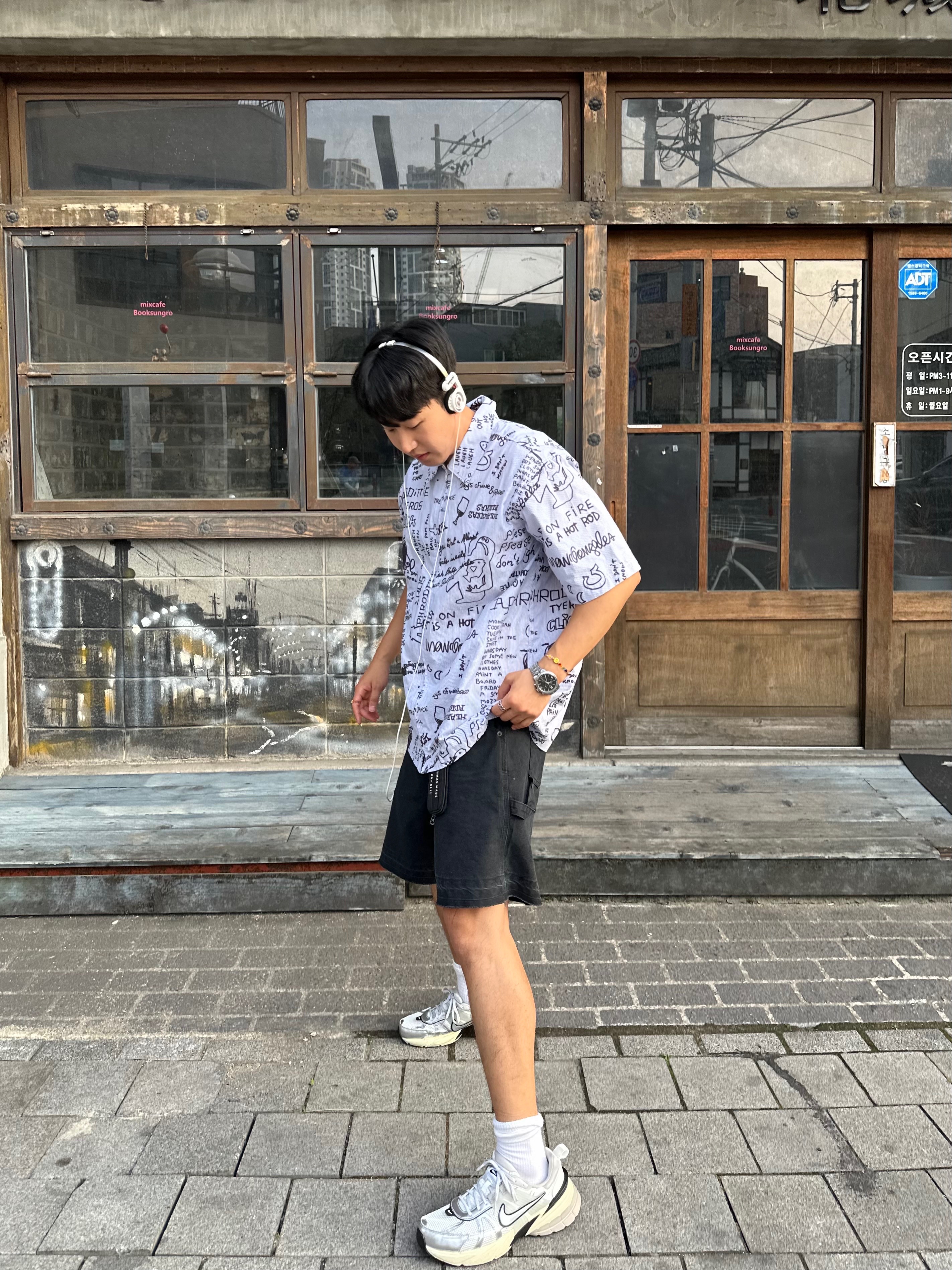 Supreme x Koss Portapro Headphones White - 23FW, Nike V2K Run Summit White Metallic Silver 착용 스타일 - 2