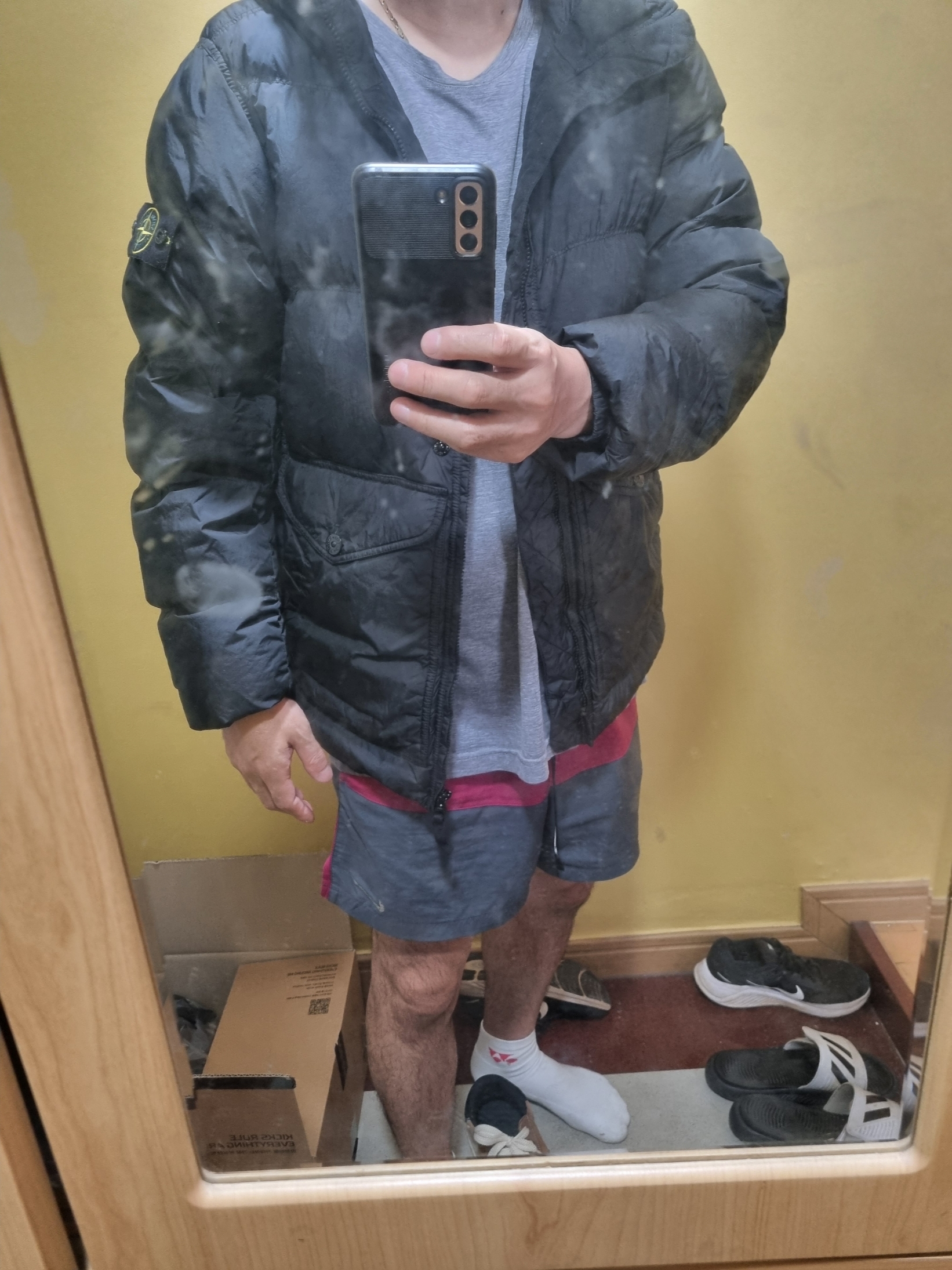 Stone Island 40723 Crinkle Reps Hooded Down Jacket Black - 24FW 착용 스타일