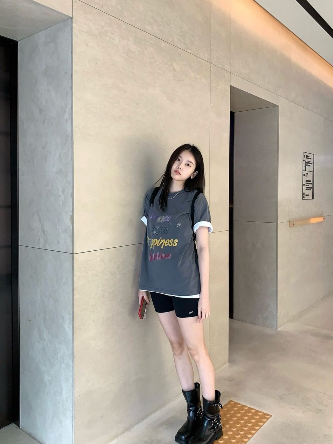 Lookism Jong Gun Shirooni T-Shirt Charcoal, Matin Kim Twinkle Graphic Logo Top Charcoal 착용 스타일 - 5