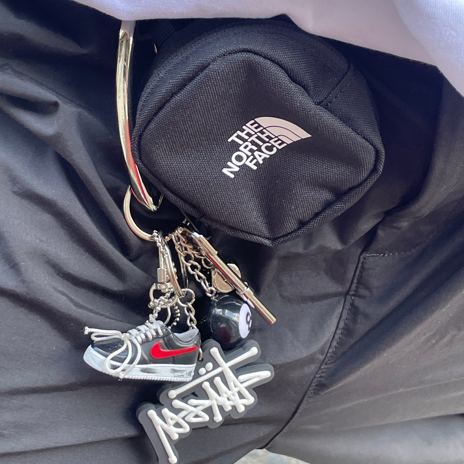 Stussy 8 Ball Keychain Black, Jordan 1 Retro High OG Gym Red 착용 스타일 - 2