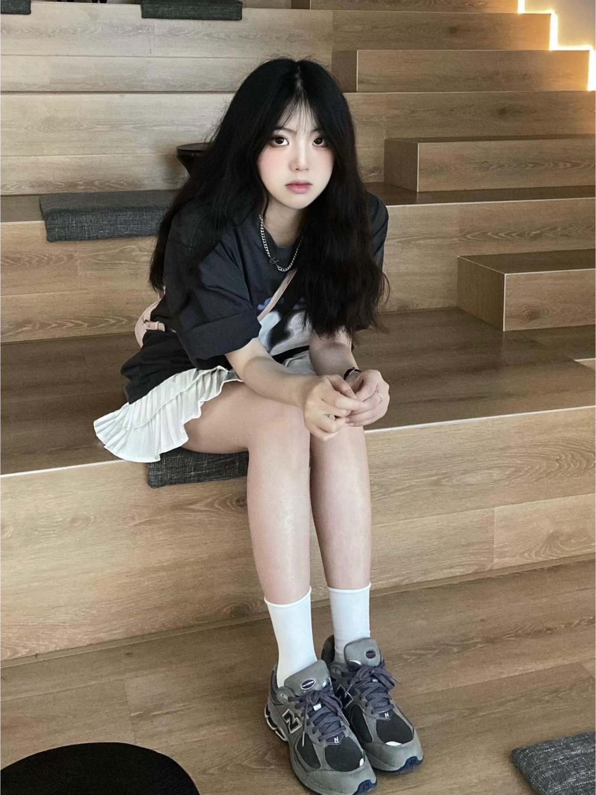 New Balance 2002R Special Vintage Black Grey 착용 스타일 - 1