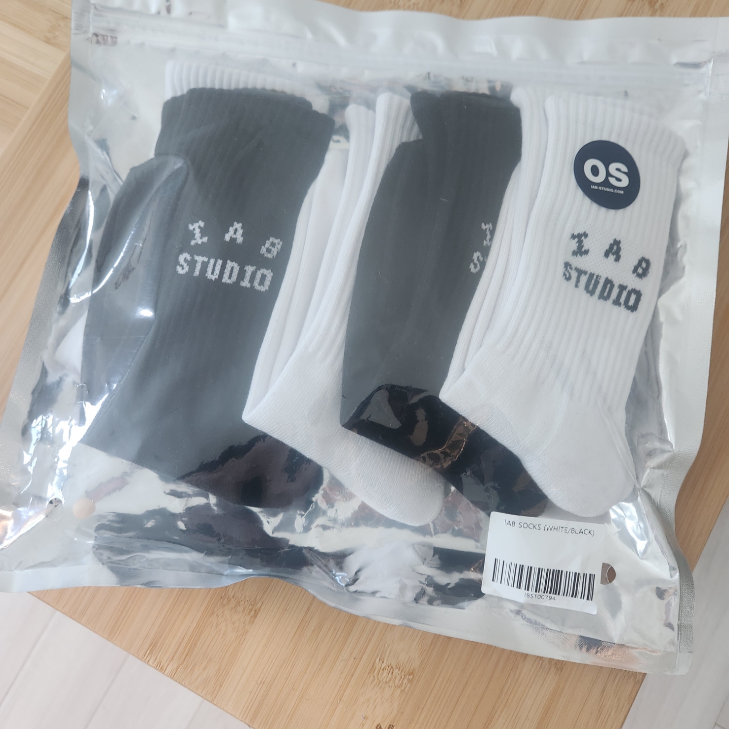 IAB Studio Socks Pack White Black 착용 스타일