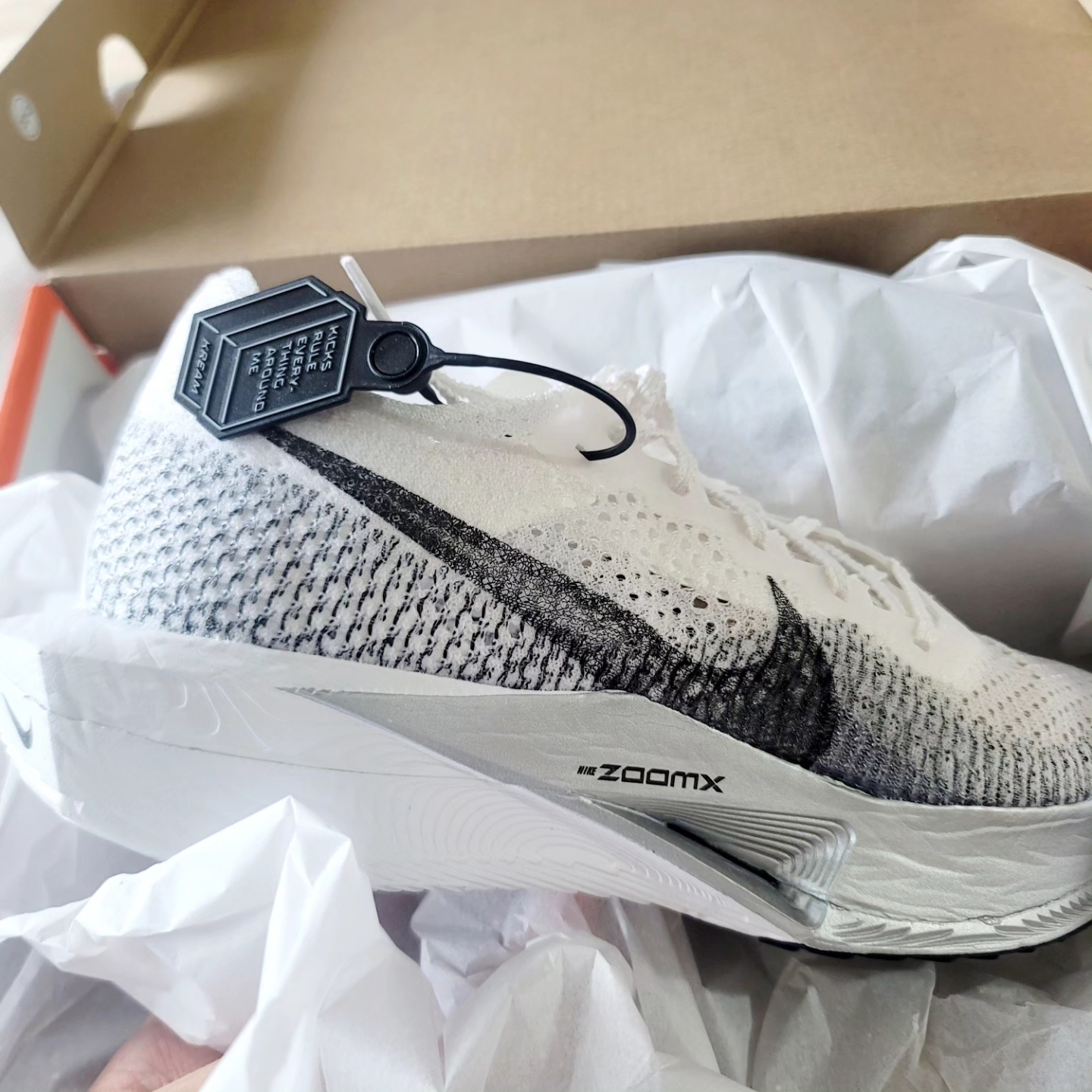 Nike ZoomX Vaporfly Next% 3 White Grey, Nike Air Zoom Alphafly Next% 3 Volt 착용 스타일 - 1