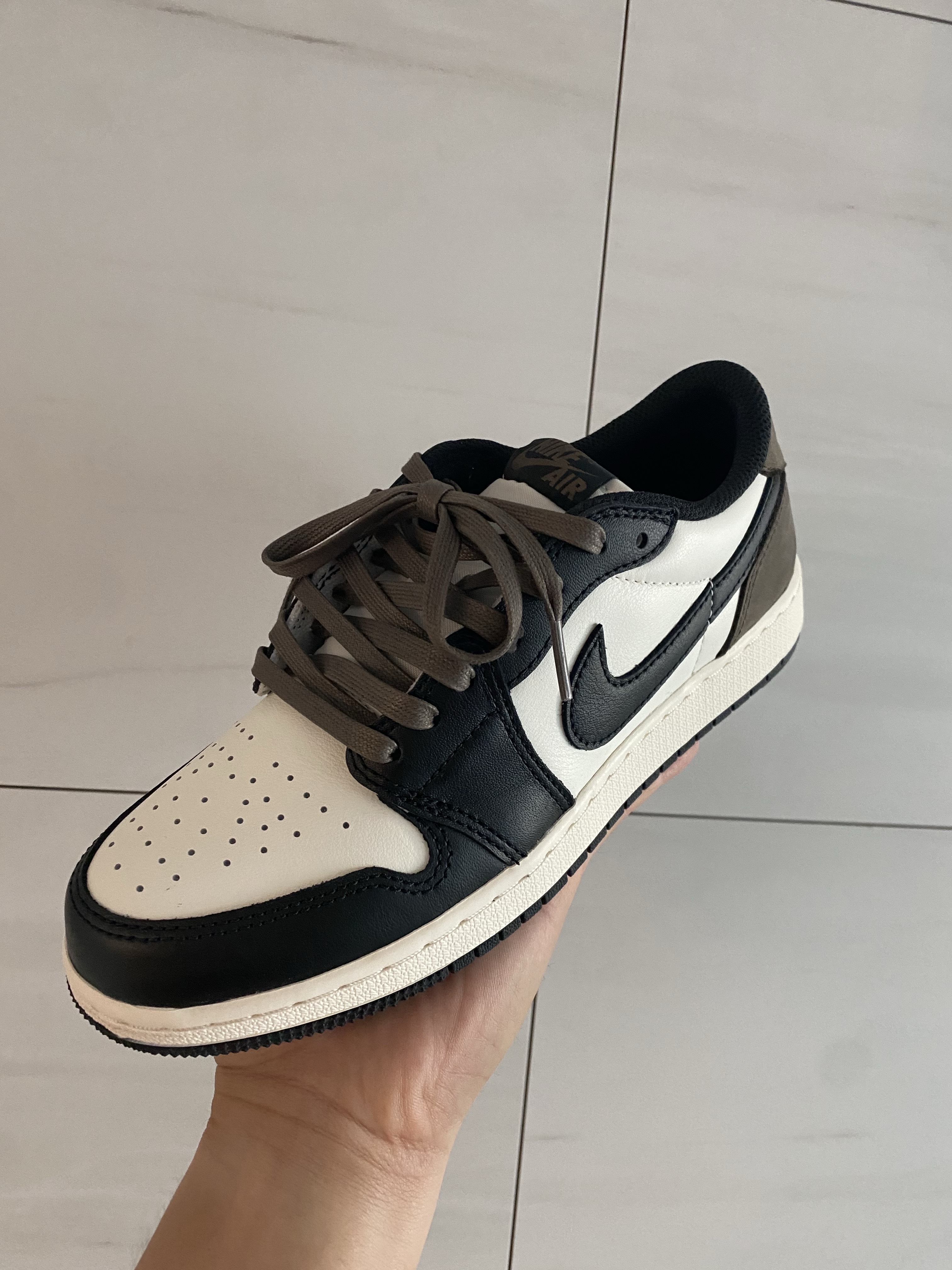 Jordan 1 Retro Low OG Mocha, (GS) Jordan 1 Retro Low OG Mocha 착용 스타일 - 2