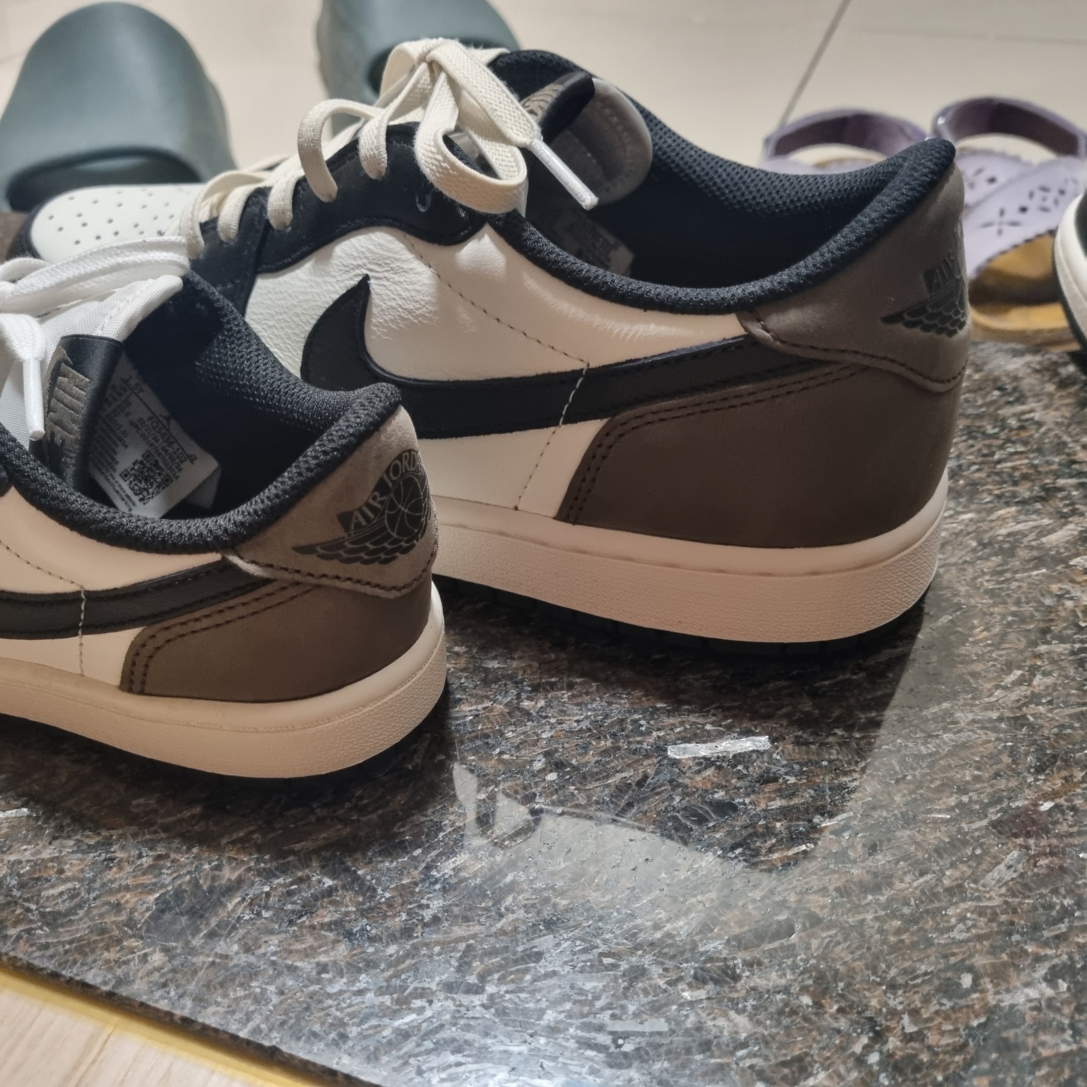 Jordan 1 Retro Low OG Mocha, (PS) Jordan 1 Retro Low OG Mocha 착용 스타일 - 3