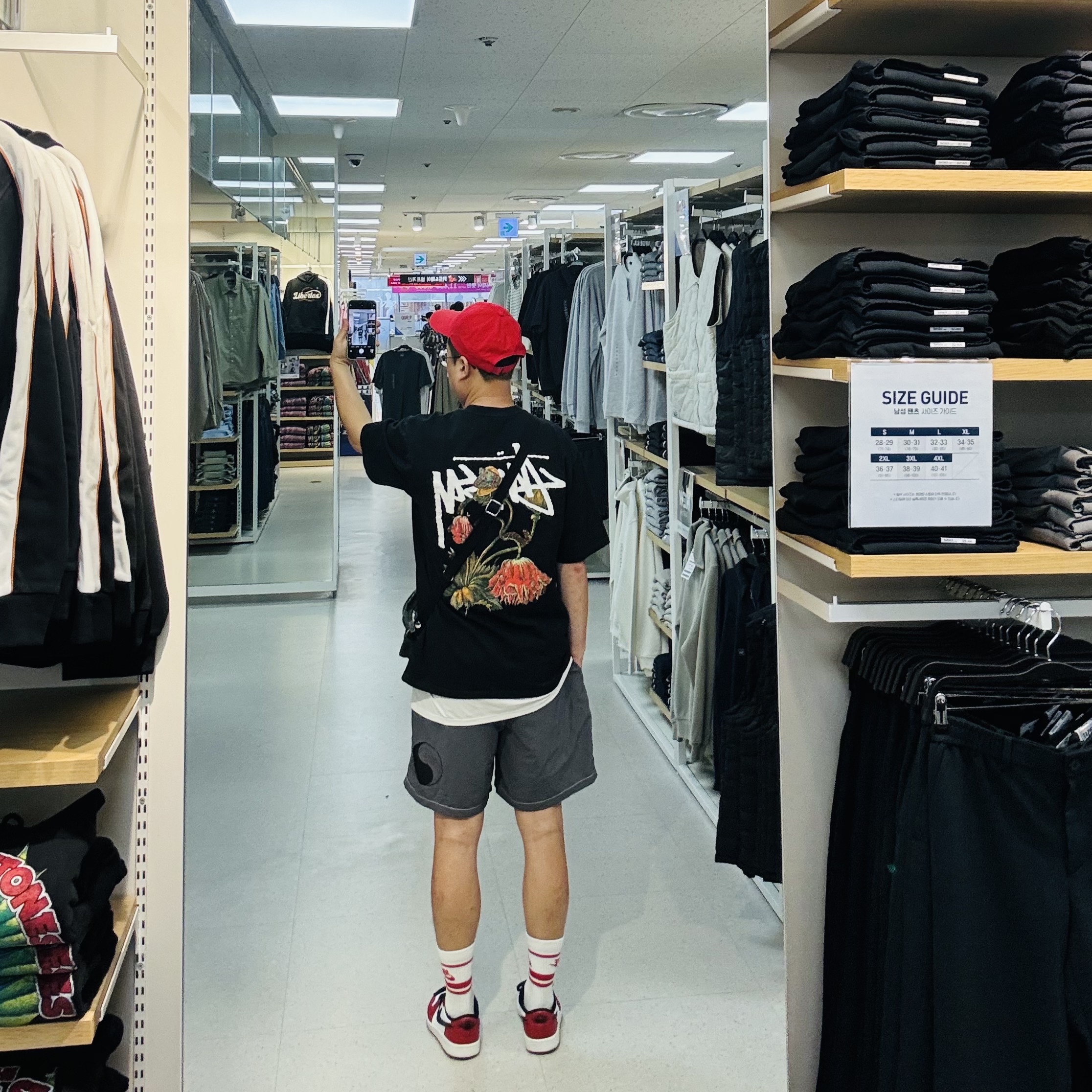 Nike Heritage 86 Futura Washed Cap University Red, Stussy Withered Flower T-Shirt Black 착용 스타일 - 2