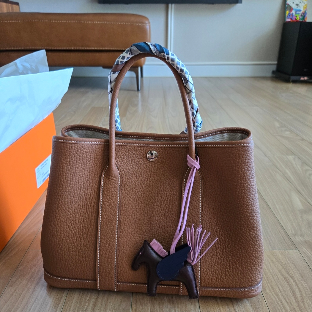 Hermes Rodeo Pegase PM Charm Milo Swift & Rouge Sellier Bleu Saphir Mauve Sylvestre 착용 스타일 - 2