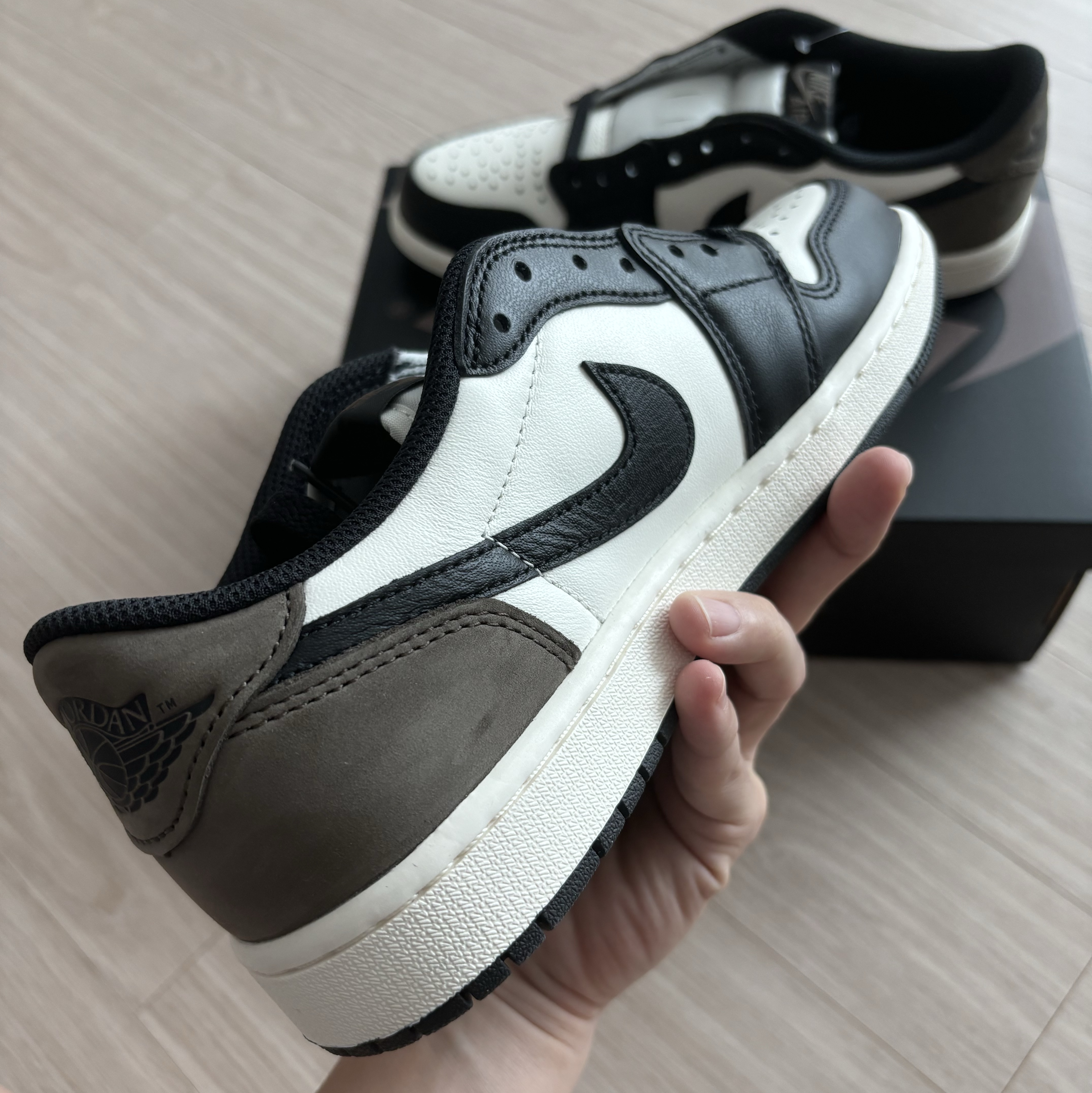 Jordan 1 Retro Low OG Mocha 착용 스타일 - 5