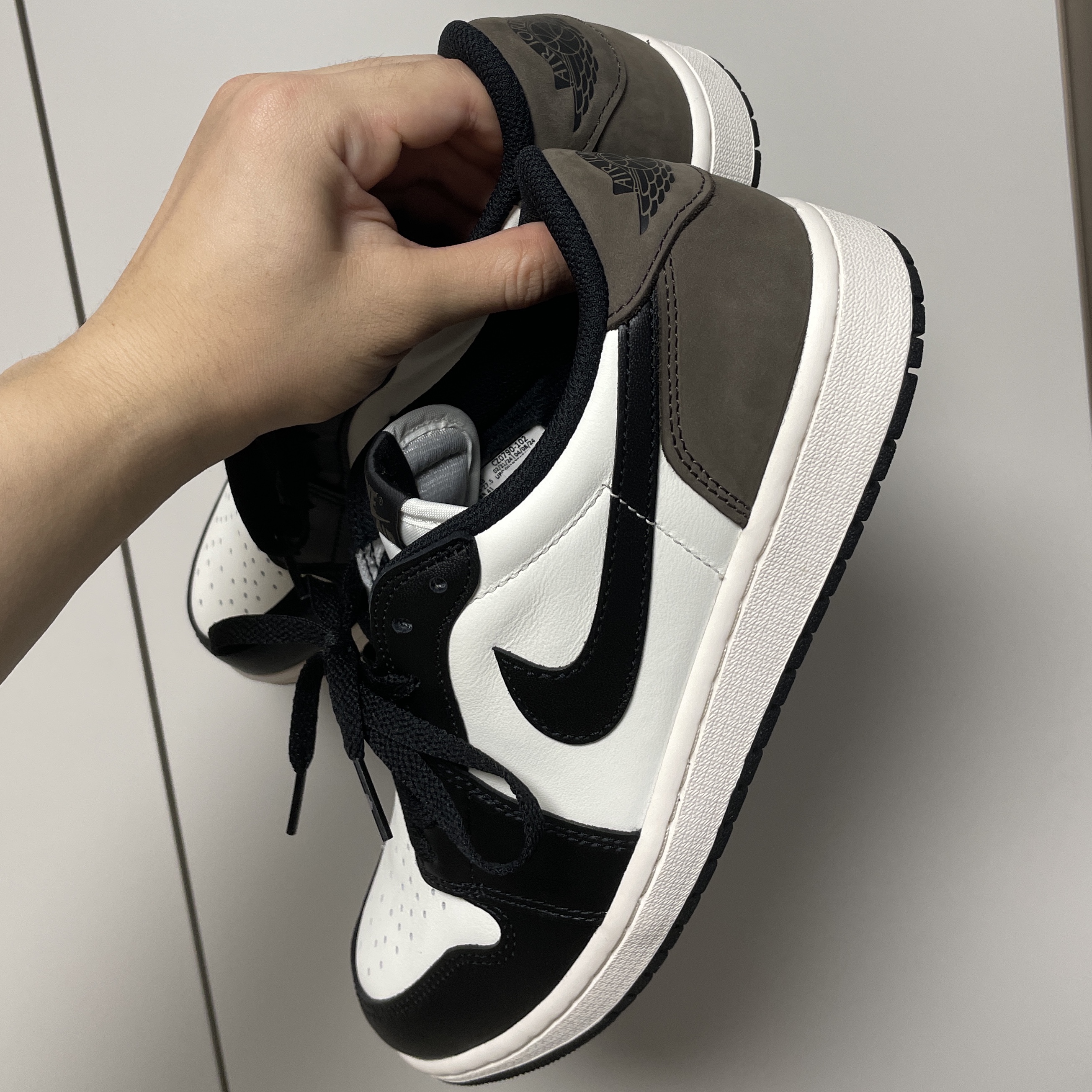 Jordan 1 Retro Low OG Mocha 착용 스타일 - 1