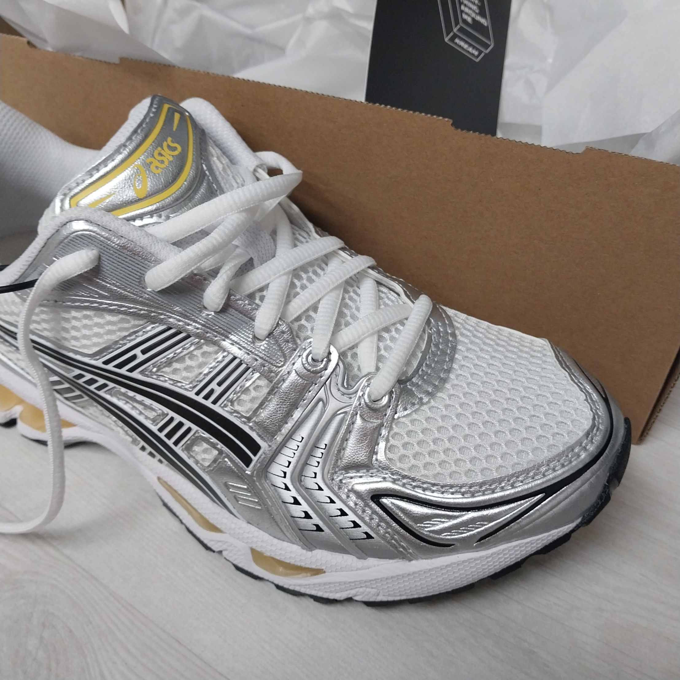 Asics Gel-Kayano 14 White Tai Chi Yellow 착용 스타일 - 3