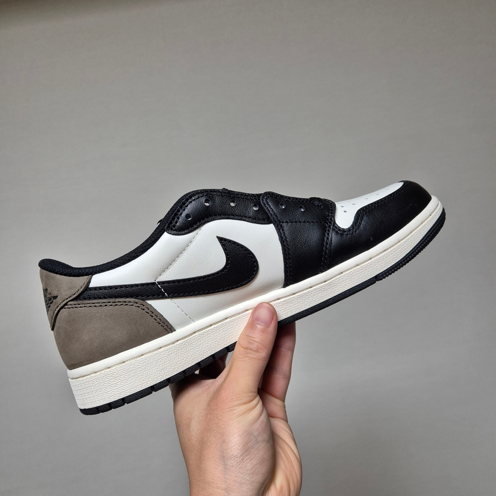 Jordan 1 Retro Low OG Mocha 착용 스타일 - 1