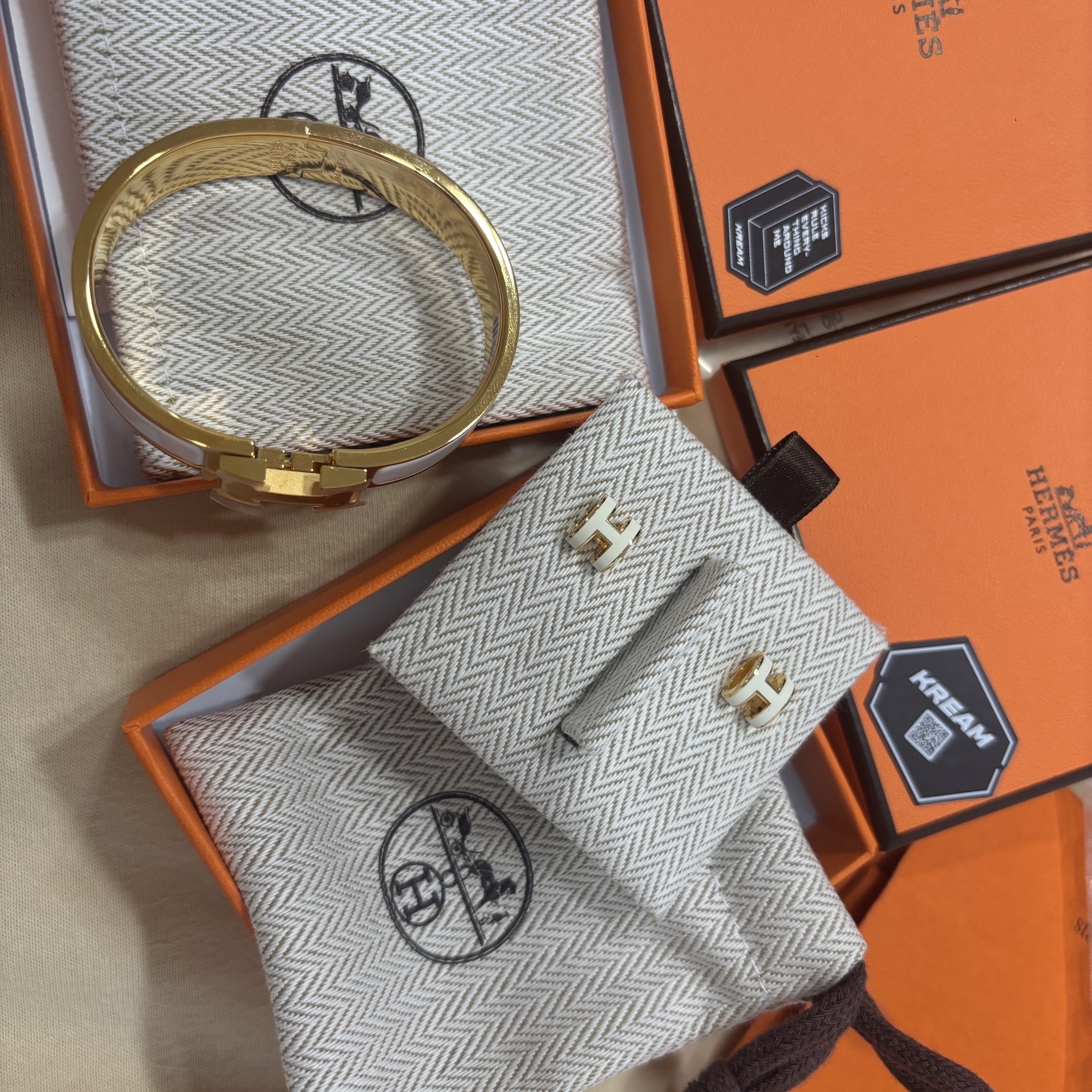 (W) Hermes Clic H Bracelet Gold & Blanc, (W) Hermes Mini Pop H Earrings Gold & Blanc 착용 스타일 - 2