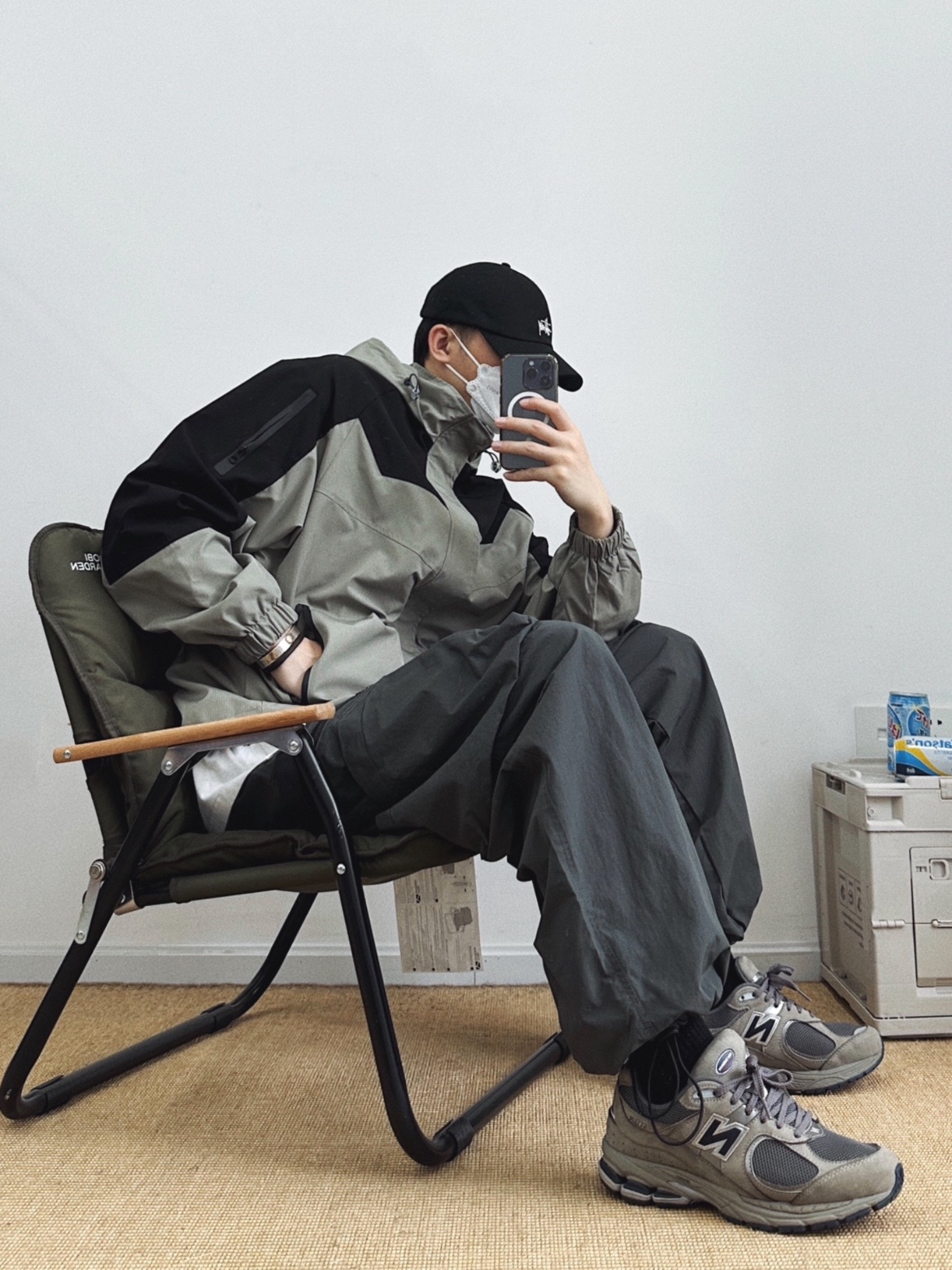 New Balance 2002R Special Vintage Black Grey 착용 스타일 - 3