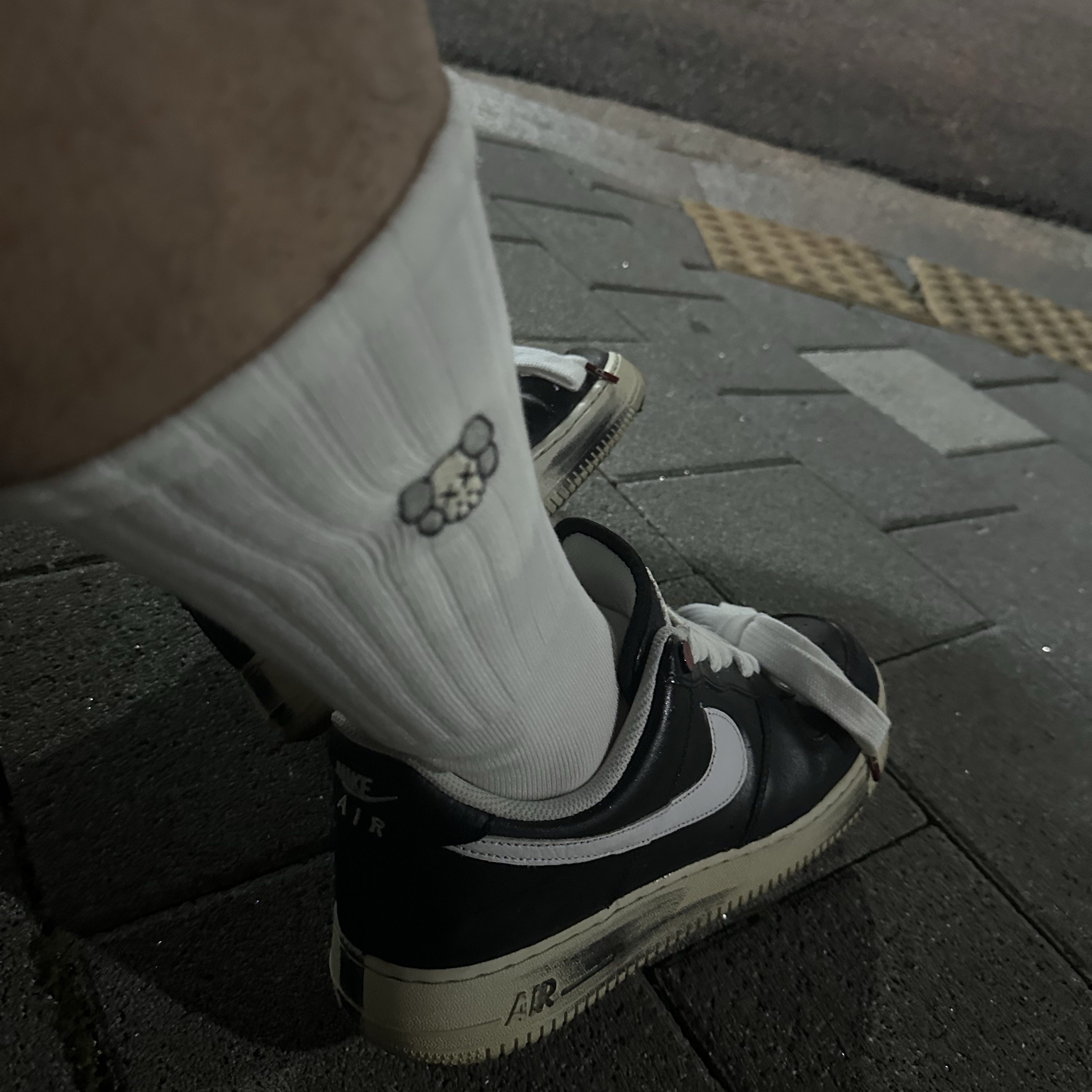 Nike x Peaceminusone Air Force 1 Low Para-Noise, Uniqlo UT x Kaws x Warhol S/S Graphic T-Shirt C Black 착용 스타일 - 3
