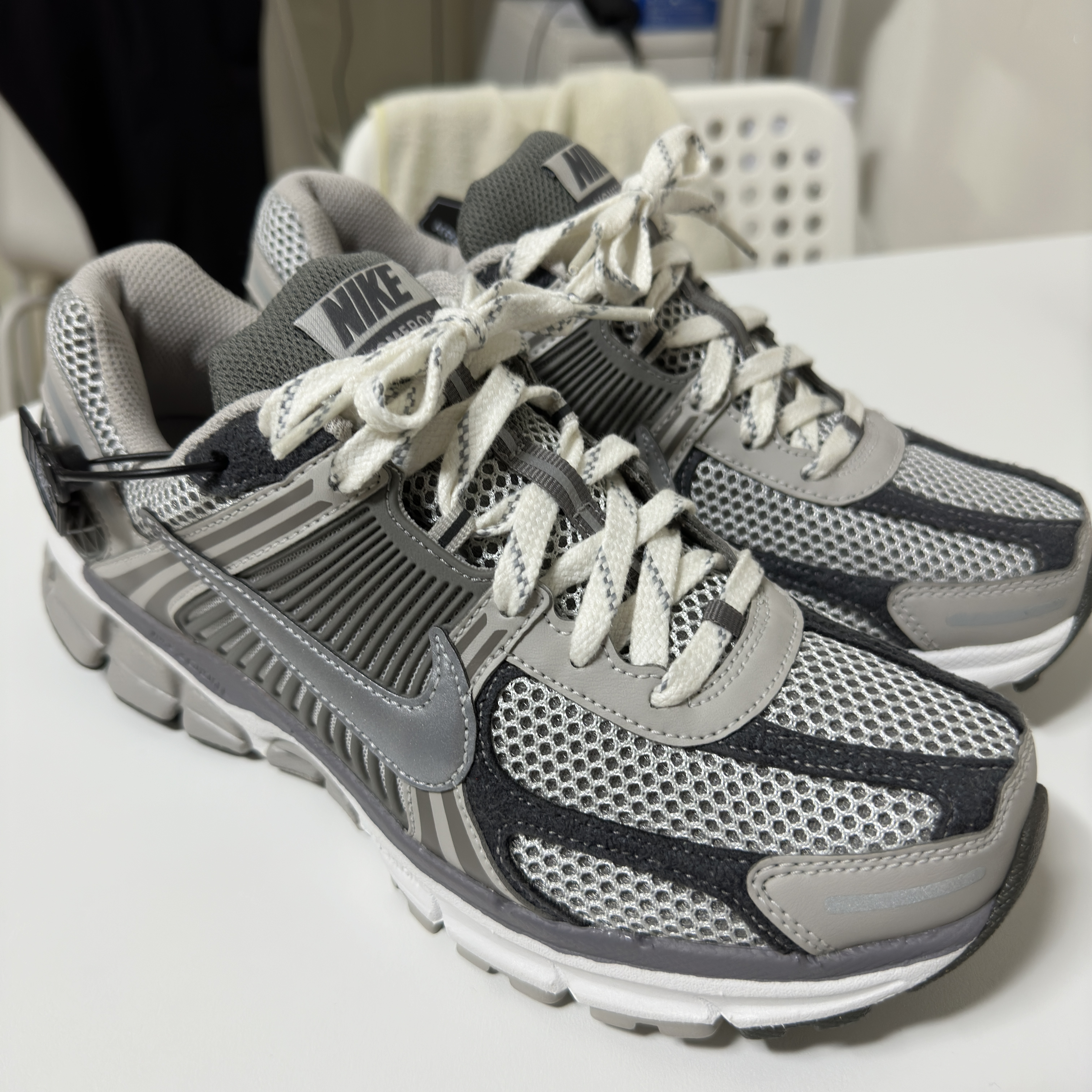 Nike Zoom Vomero 5 PRM Light Iron Ore and Flat Fewter 착용 스타일