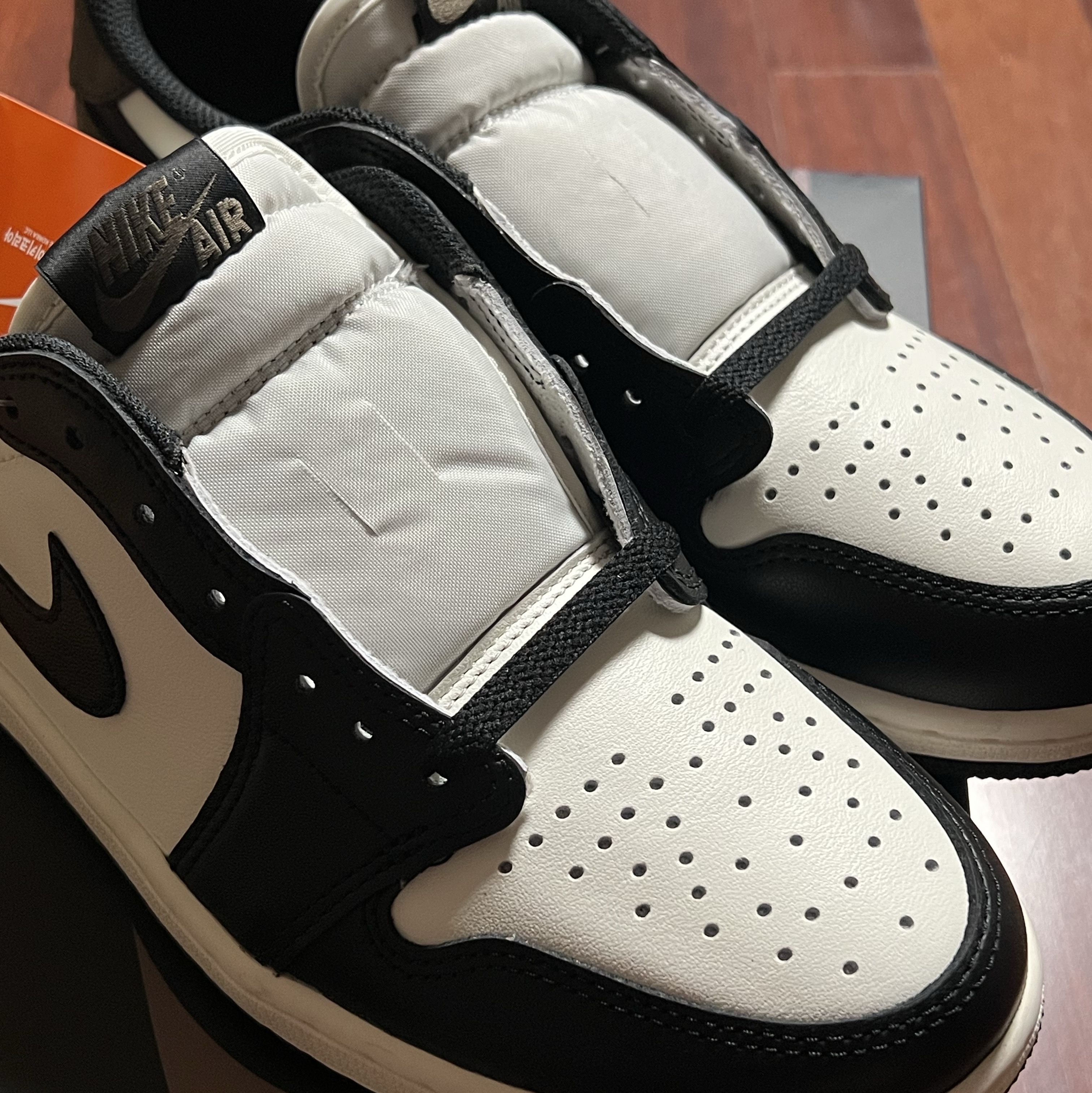 Jordan 1 Retro Low OG Mocha 착용 스타일 - 4