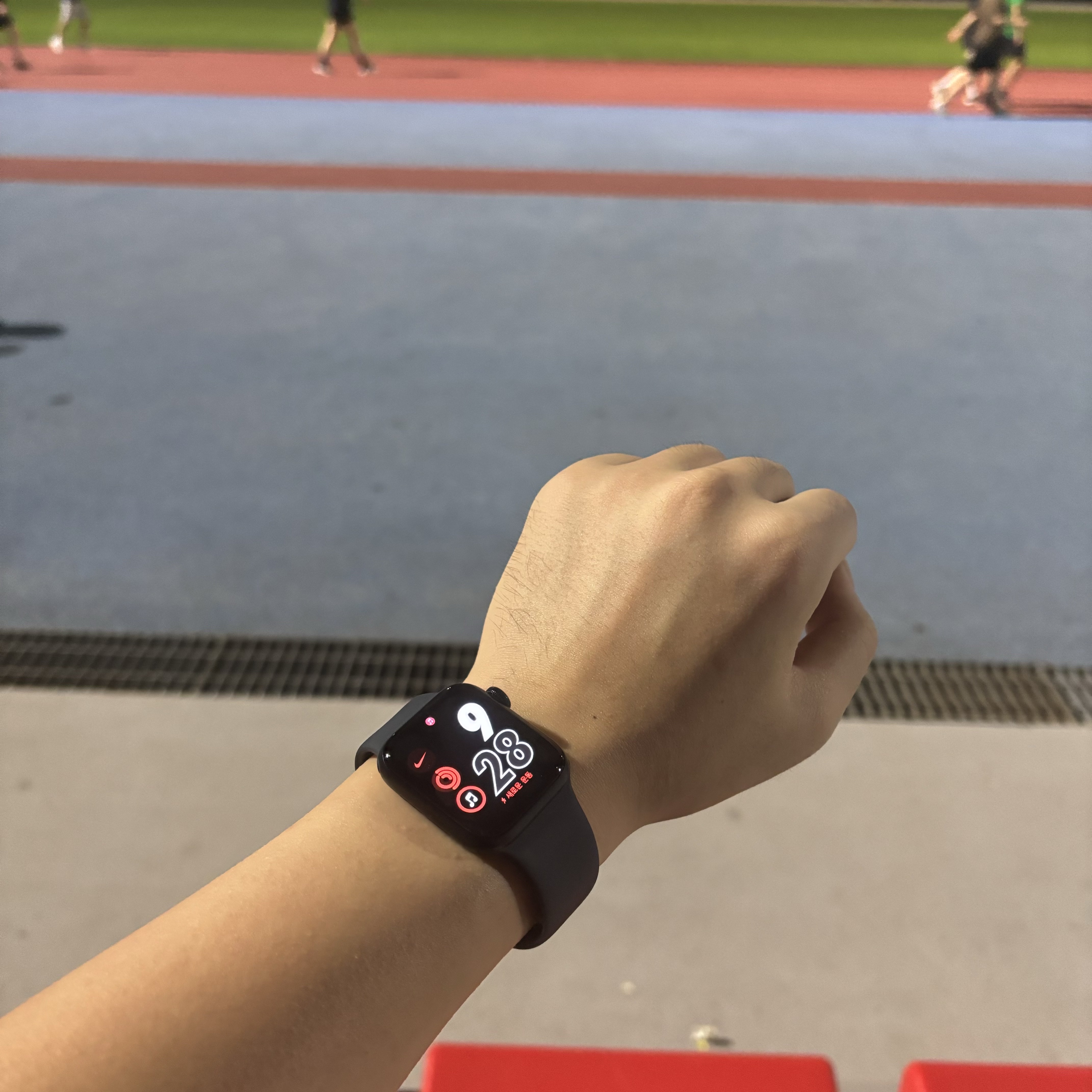 Apple Watch SE 40mm Cellular Midnight Aluminum Case with Sport Band Midnight (Korean Ver.) 착용 스타일