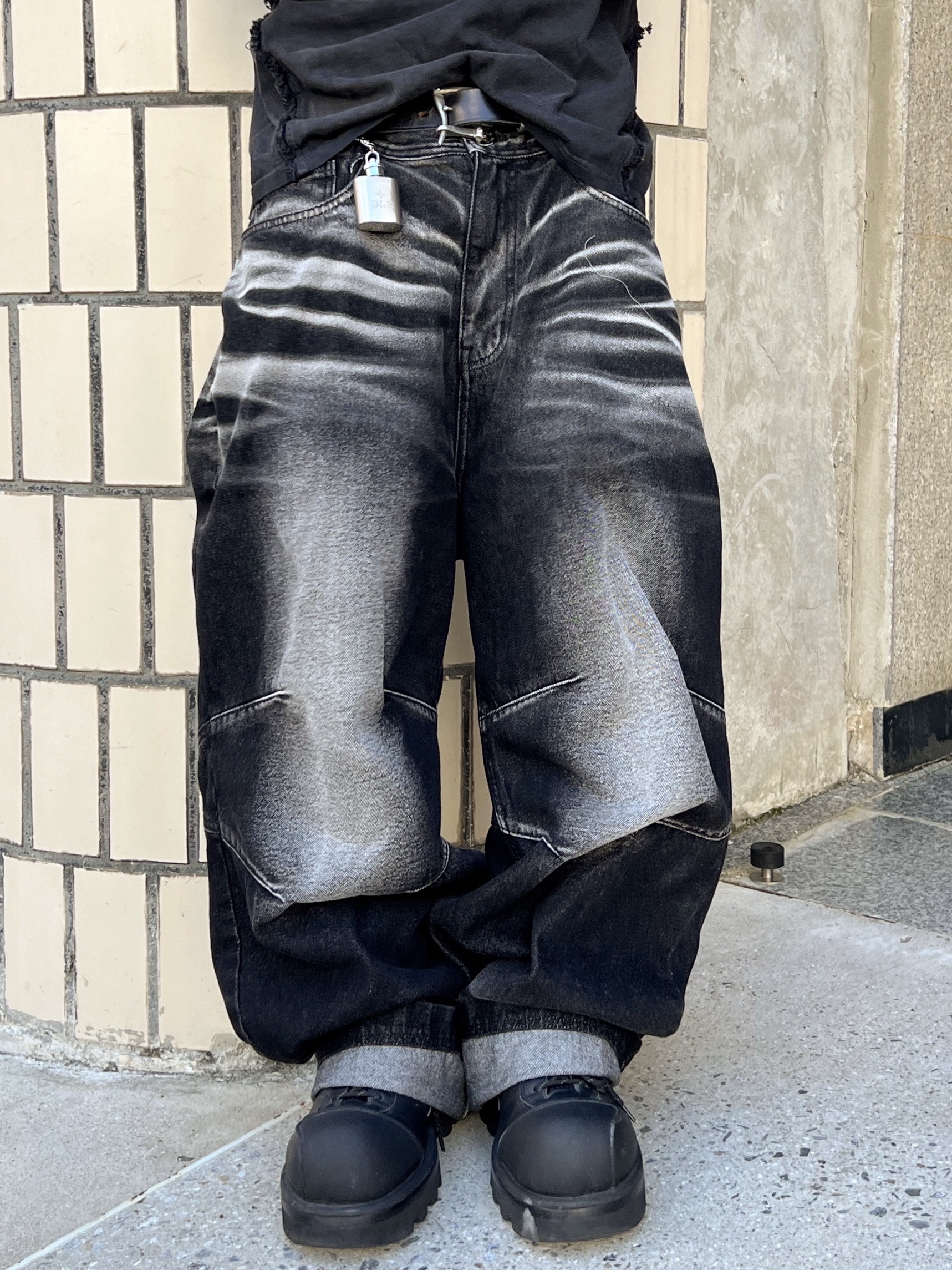 BLR Embossed Wave Washing Wide Denim Pants Black, BLR Embossed Wave Washing Wide Denim Pants Blue 착용 스타일