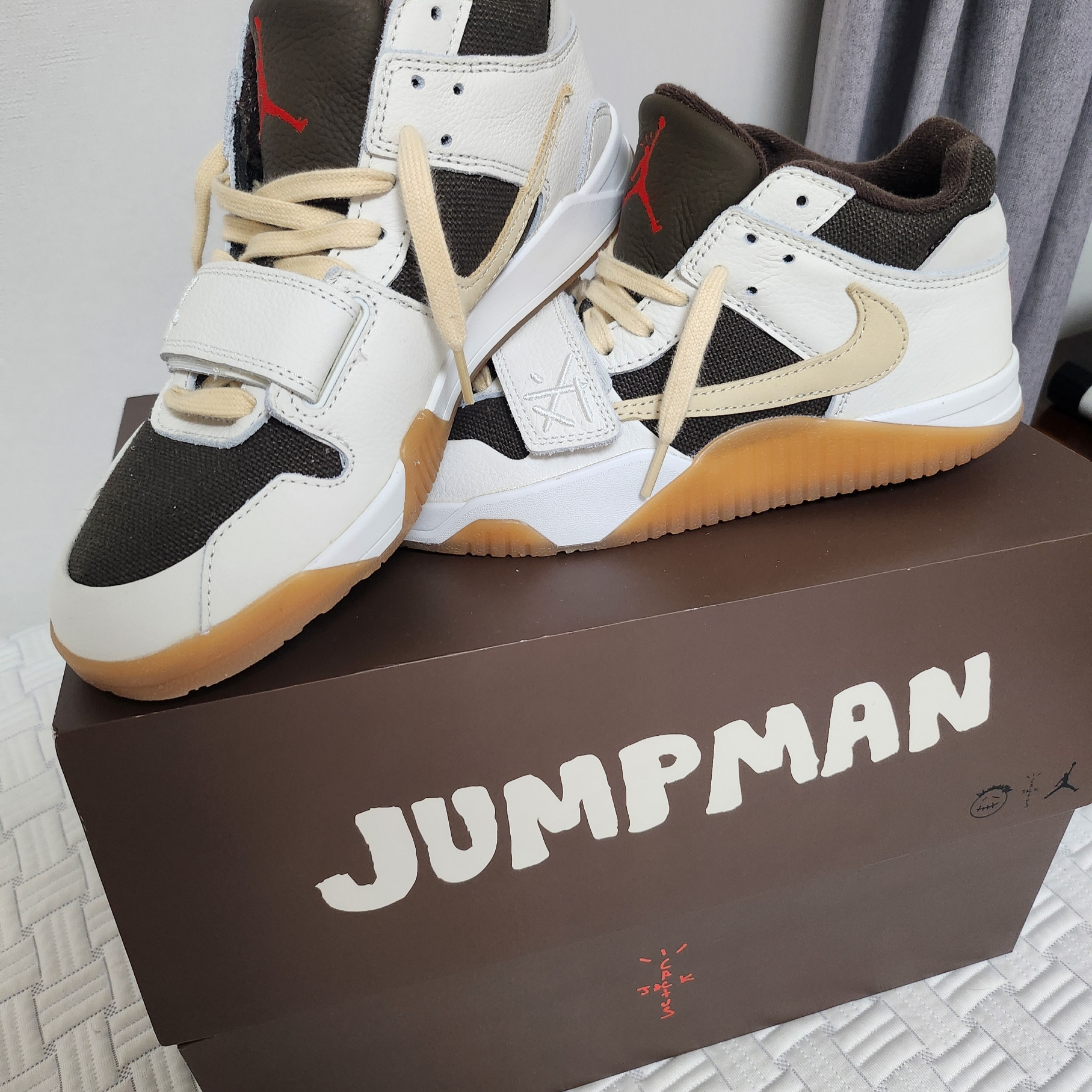 Jordan x Travis Scott Jumpman Jack TR Sail and Dark Mocha 착용 스타일