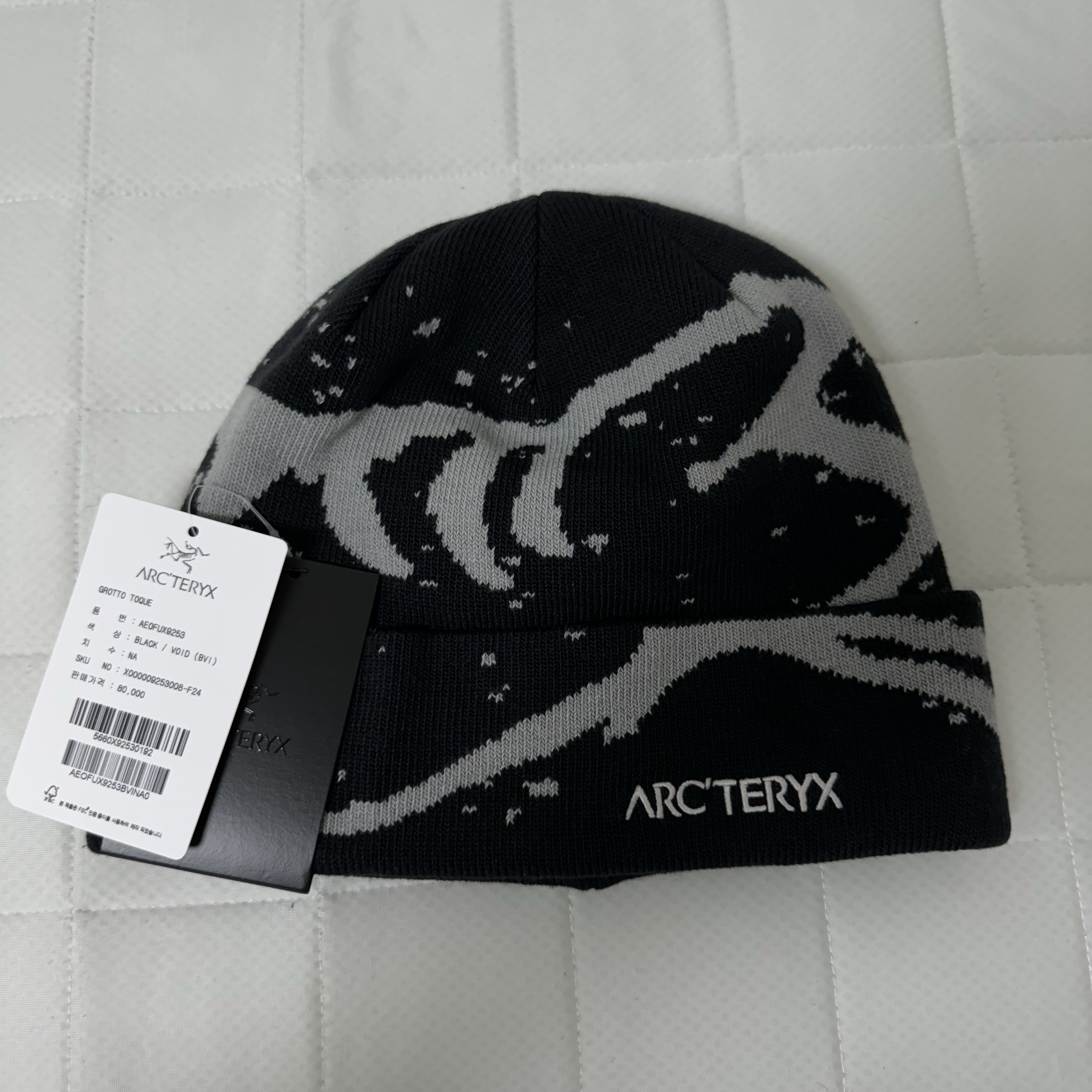 Arc'teryx Grotto Toque Black Void 착용 스타일