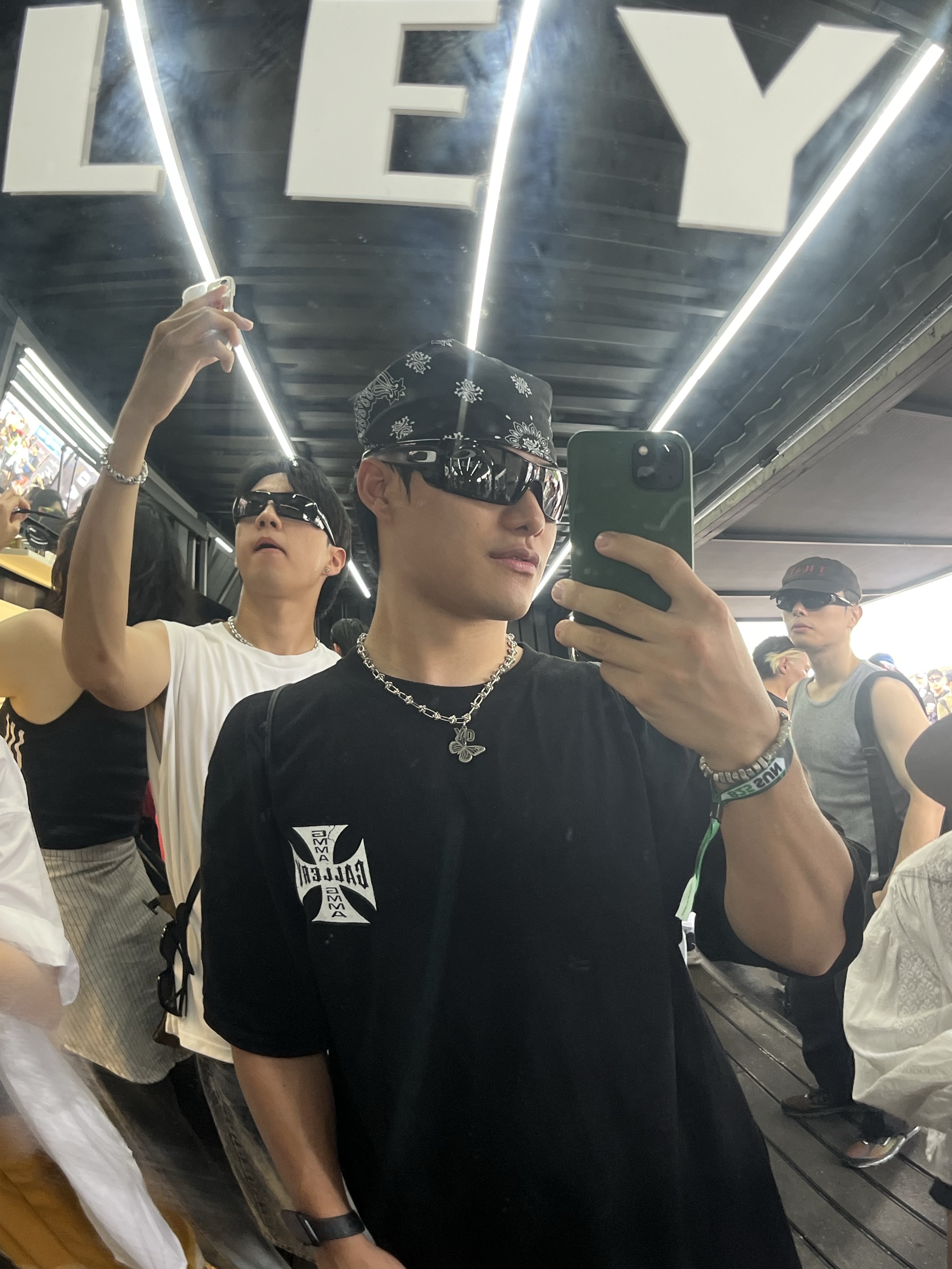 Oakley Edge Icon Blackout 착용 스타일 - 3